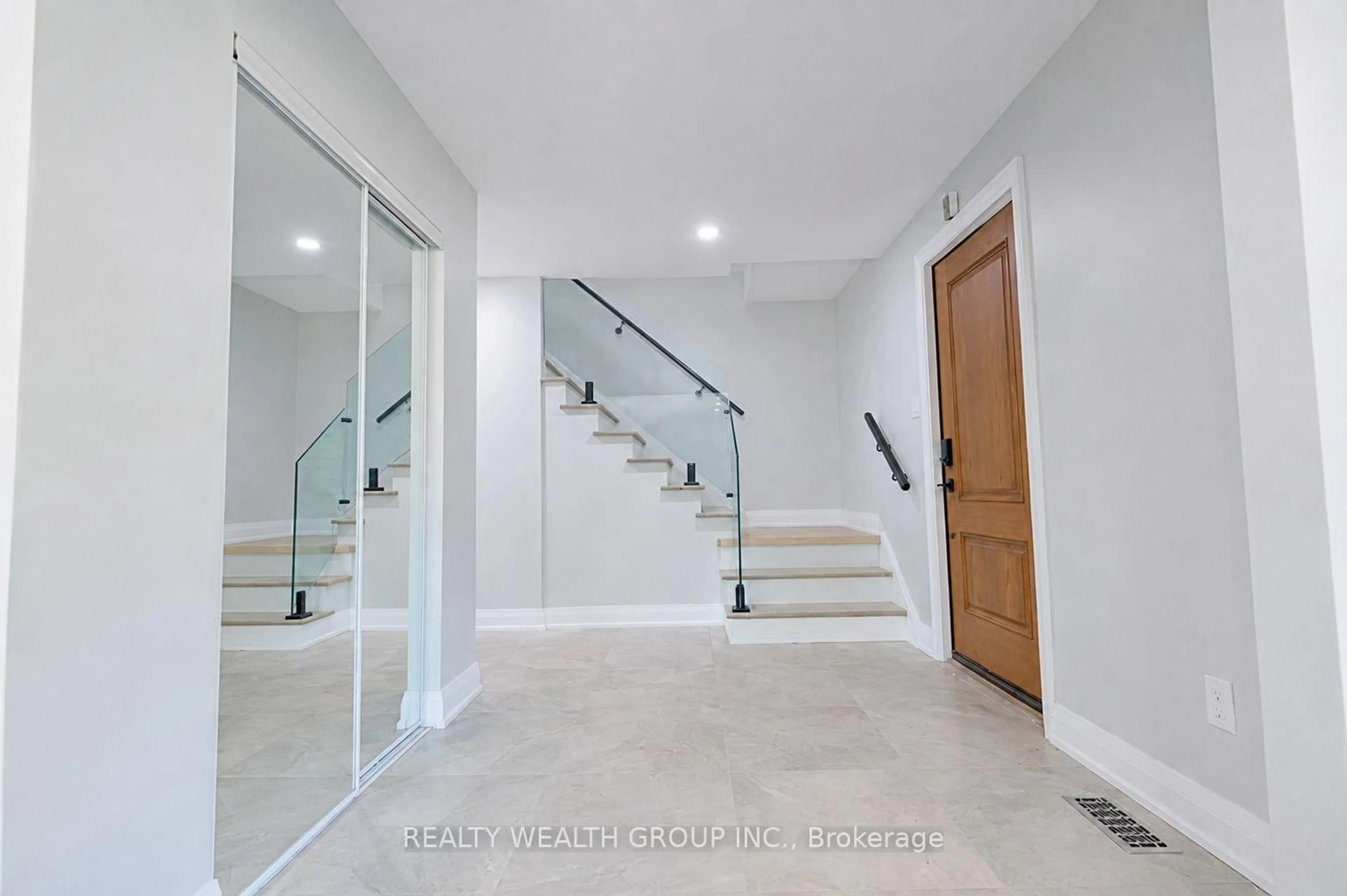 Indoor foyer for 264 Shakespeare Dr, Waterloo Ontario N2L 2T6