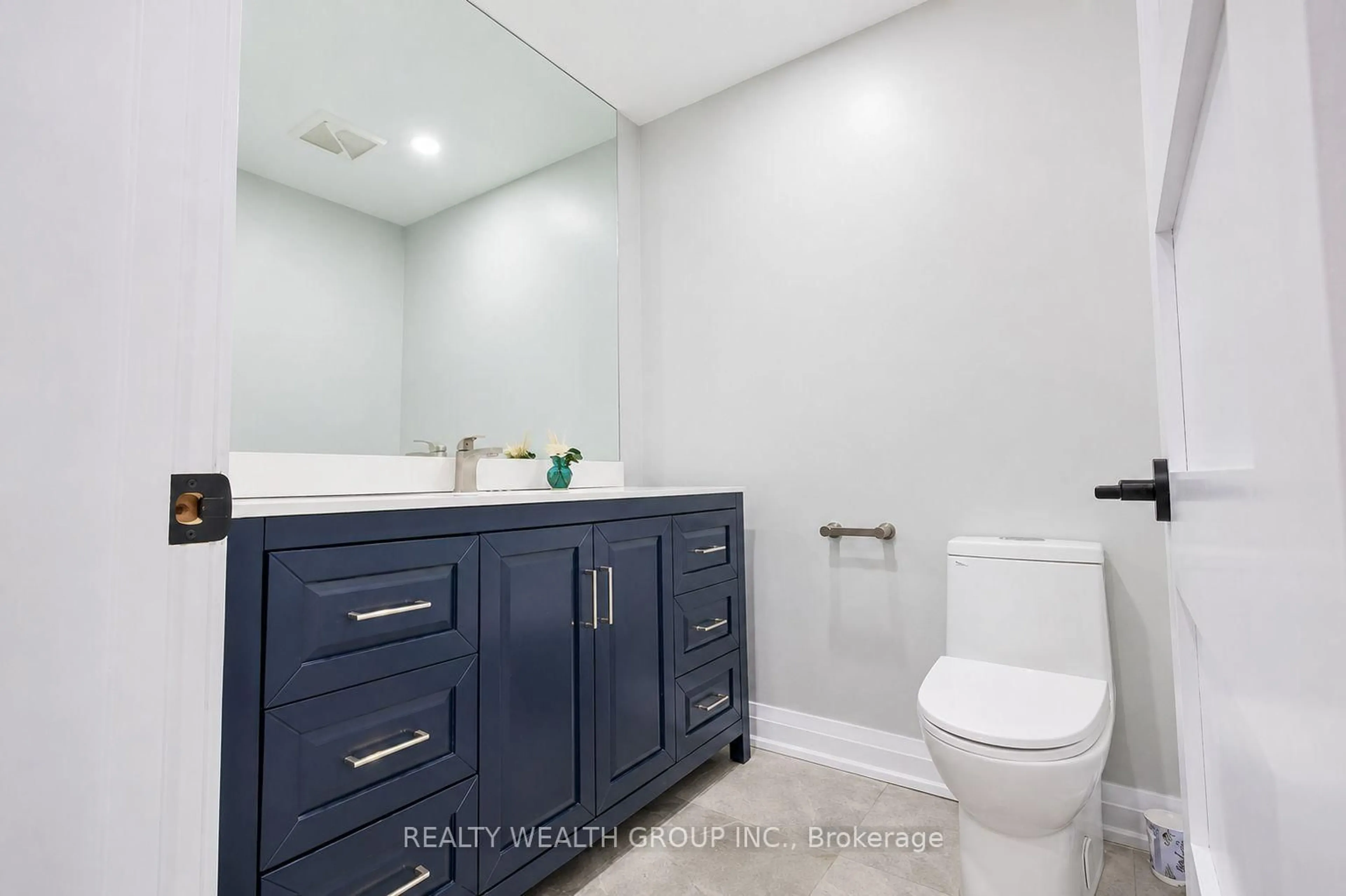 Standard bathroom, ceramic/tile floor for 264 Shakespeare Dr, Waterloo Ontario N2L 2T6