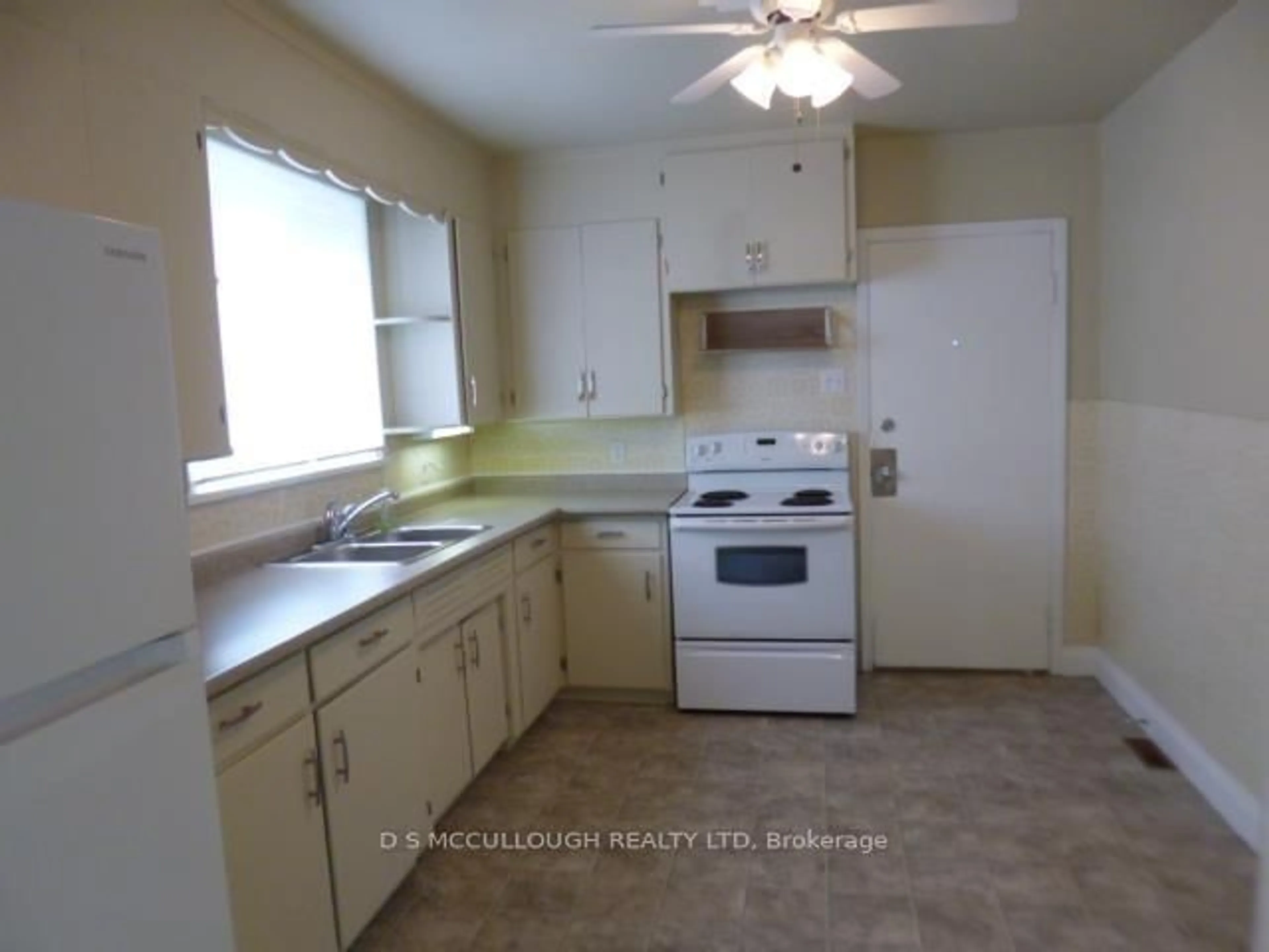 Standard kitchen, unknown for 458 & 460 Egan St, Thunder Bay Ontario P7A 2X5