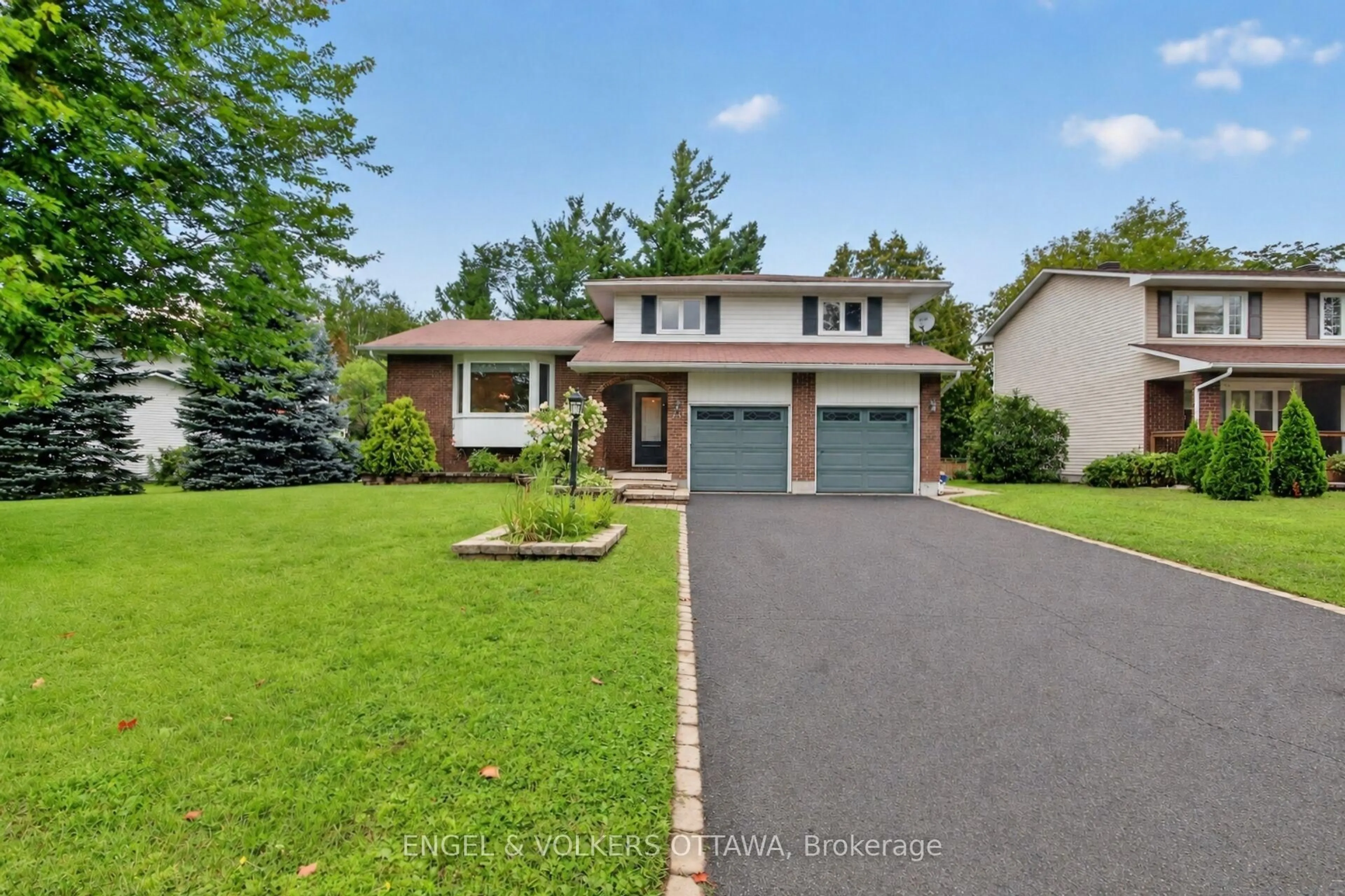 Unknown for 21 Stroughton Cres, Munster Ontario K0A 3P0