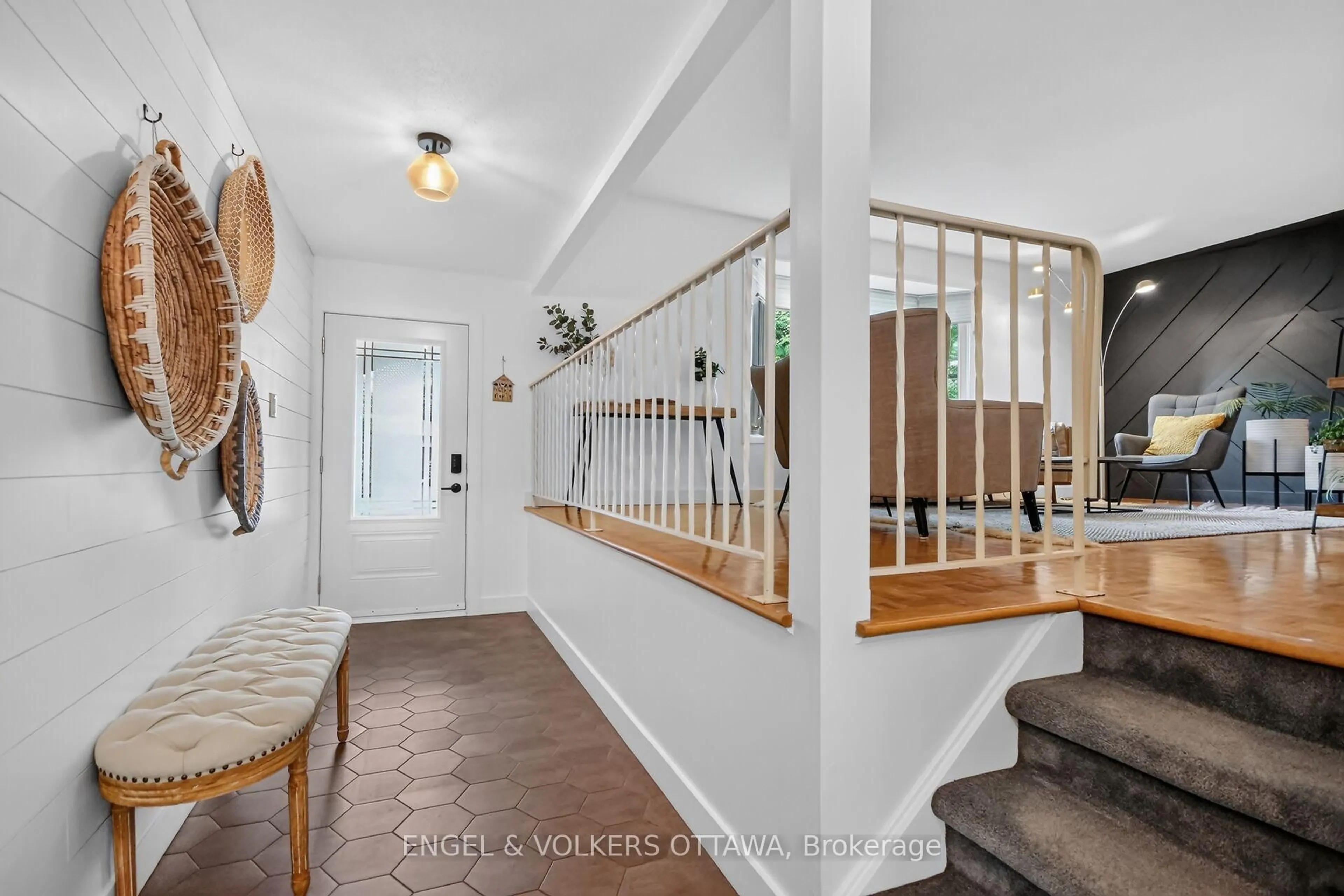 Indoor entryway for 21 Stroughton Cres, Munster Ontario K0A 3P0