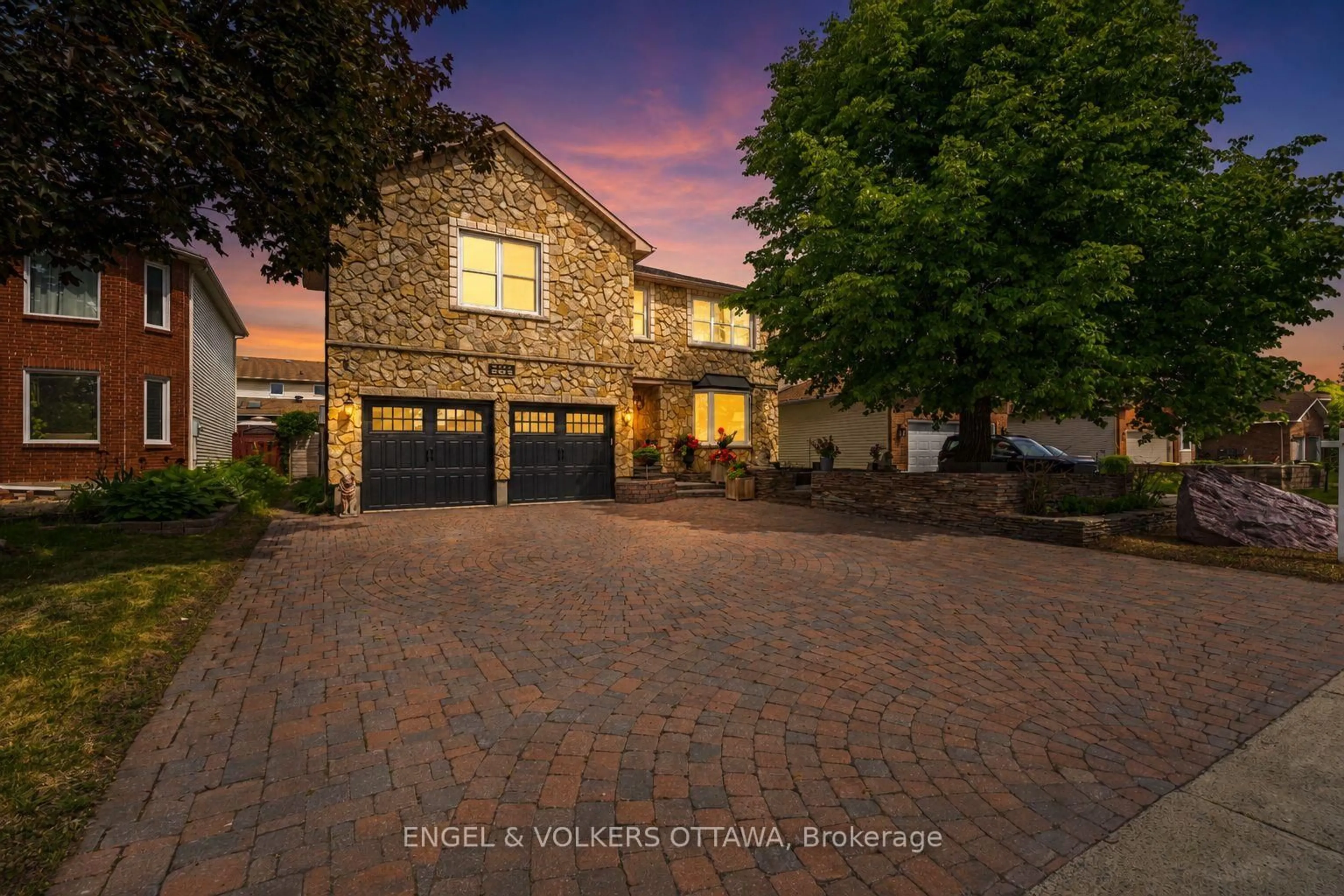 A pic from outside/outdoor area/front of a property/back of a property/a pic from drone, street for 563 Merkley Dr, Ottawa Ontario K4A 1V9