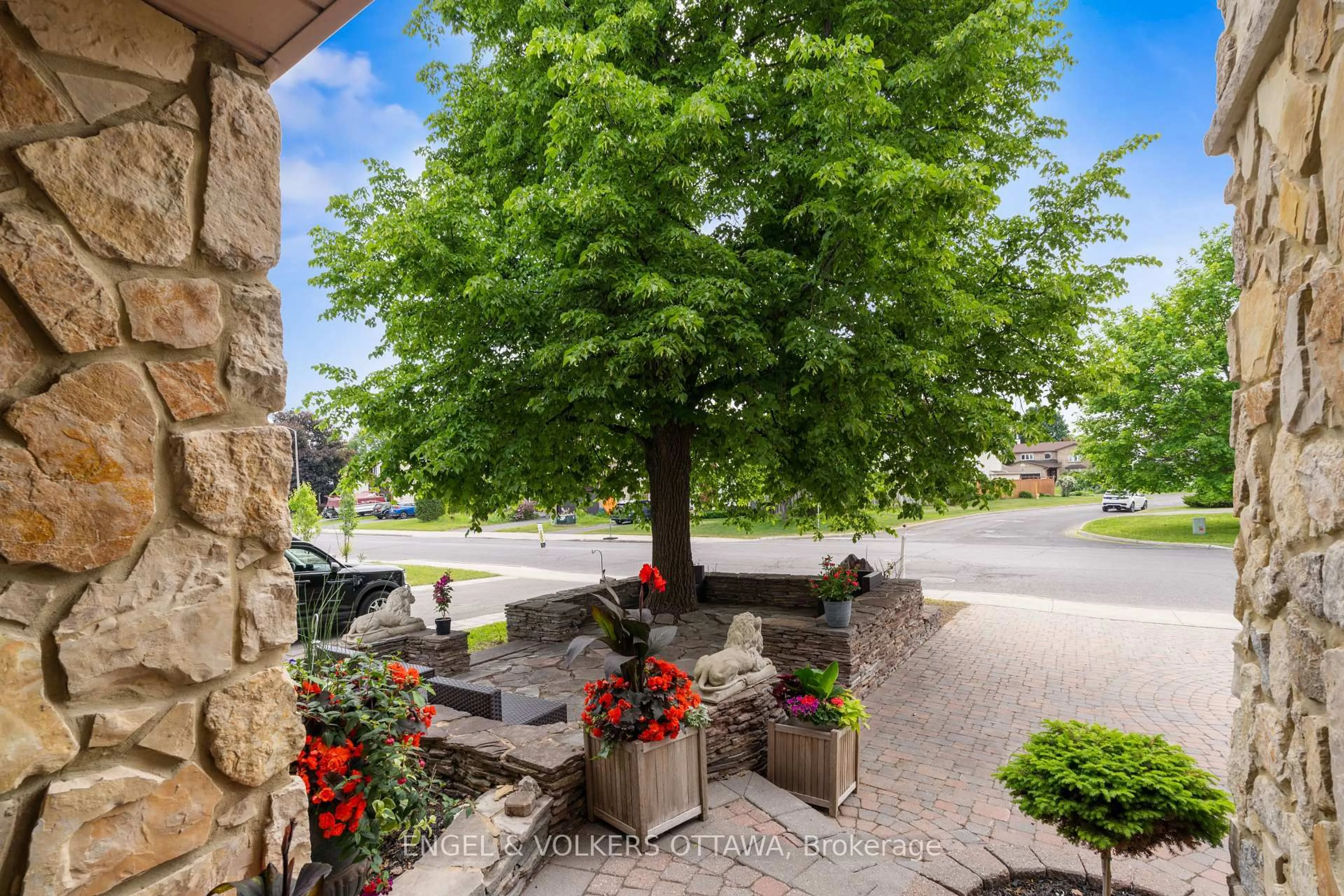 Patio, street for 563 Merkley Dr, Ottawa Ontario K4A 1V9