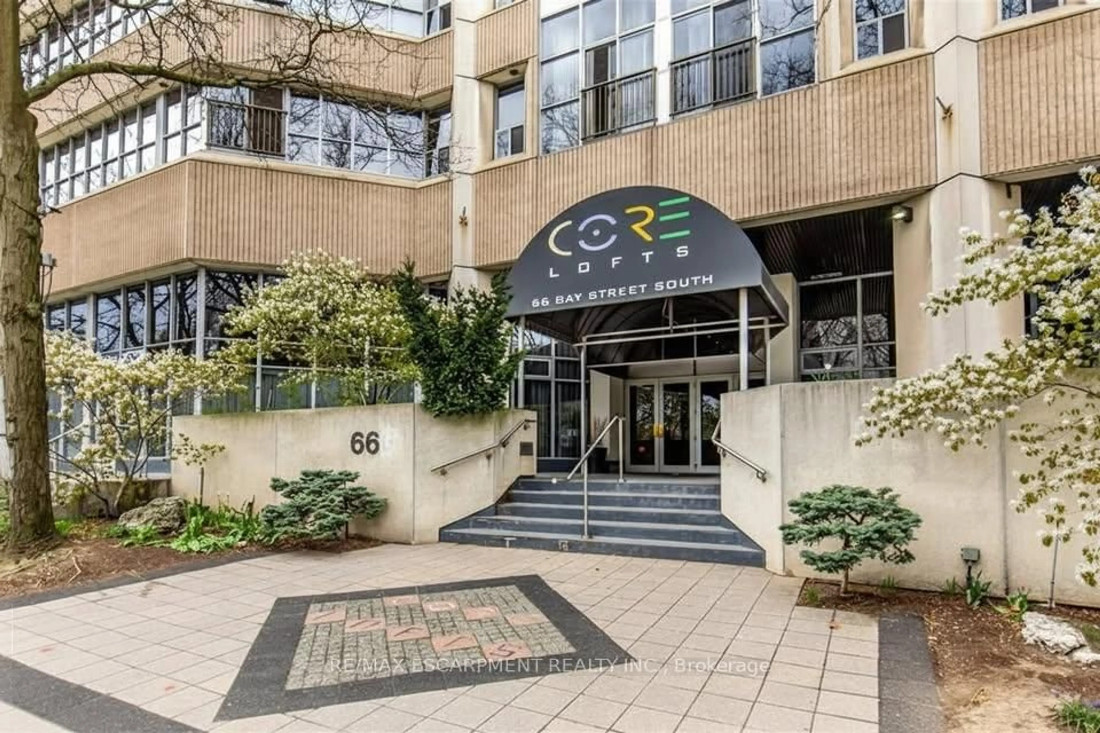 Indoor foyer for 66 Bay St #106, Hamilton Ontario L8P 4Z6
