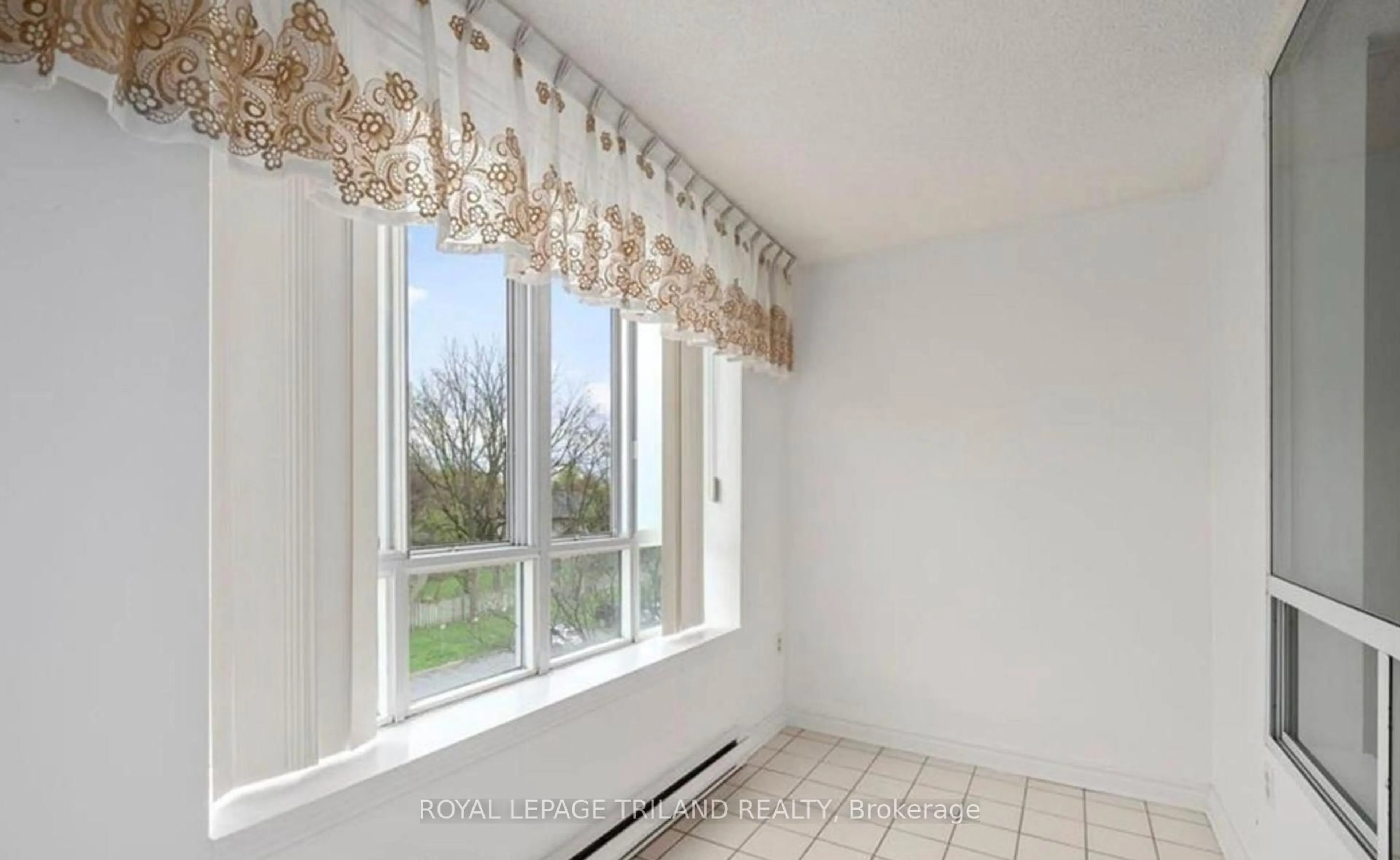 A pic of a room for 1510 Richmond St #404, London North Ontario N6G 4V2