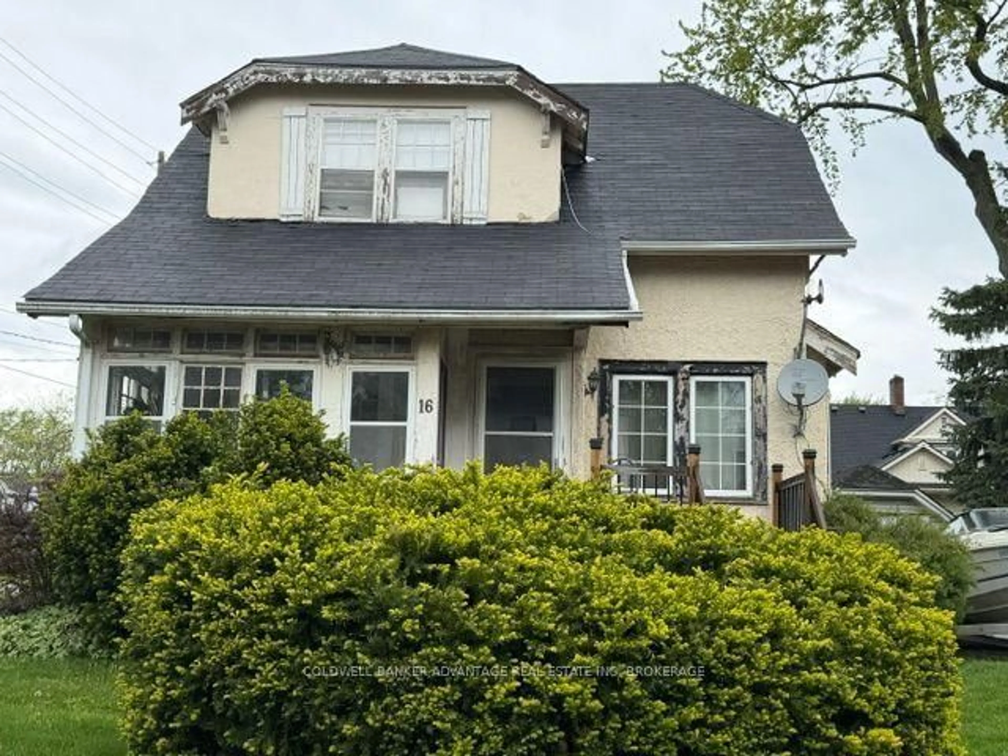 Home with vinyl exterior material, street for 16 Highland Gdns, Welland Ontario L3C 4R4