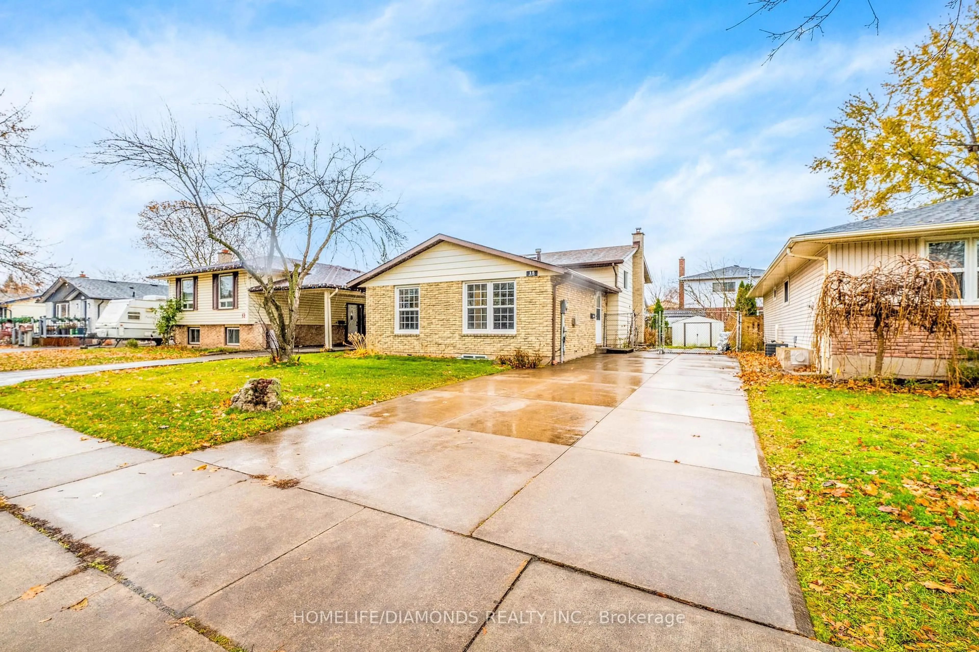 A pic from outside/outdoor area/front of a property/back of a property/a pic from drone, street for 15 Keefer Rd, Thorold Ontario L2V 4M6