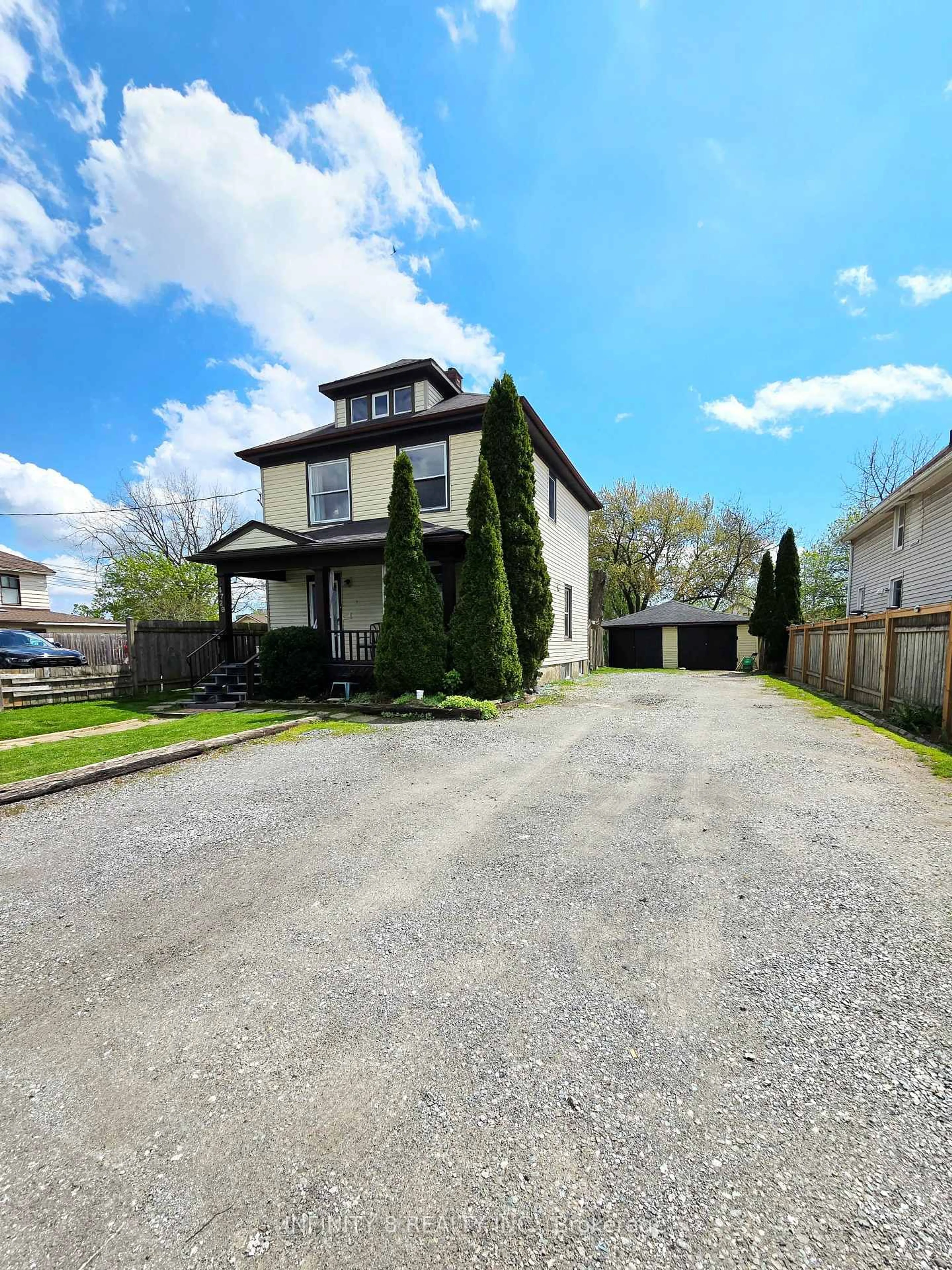 A pic from outside/outdoor area/front of a property/back of a property/a pic from drone, street for 4728 Bridge St, Niagara Falls Ontario L2E 2R8