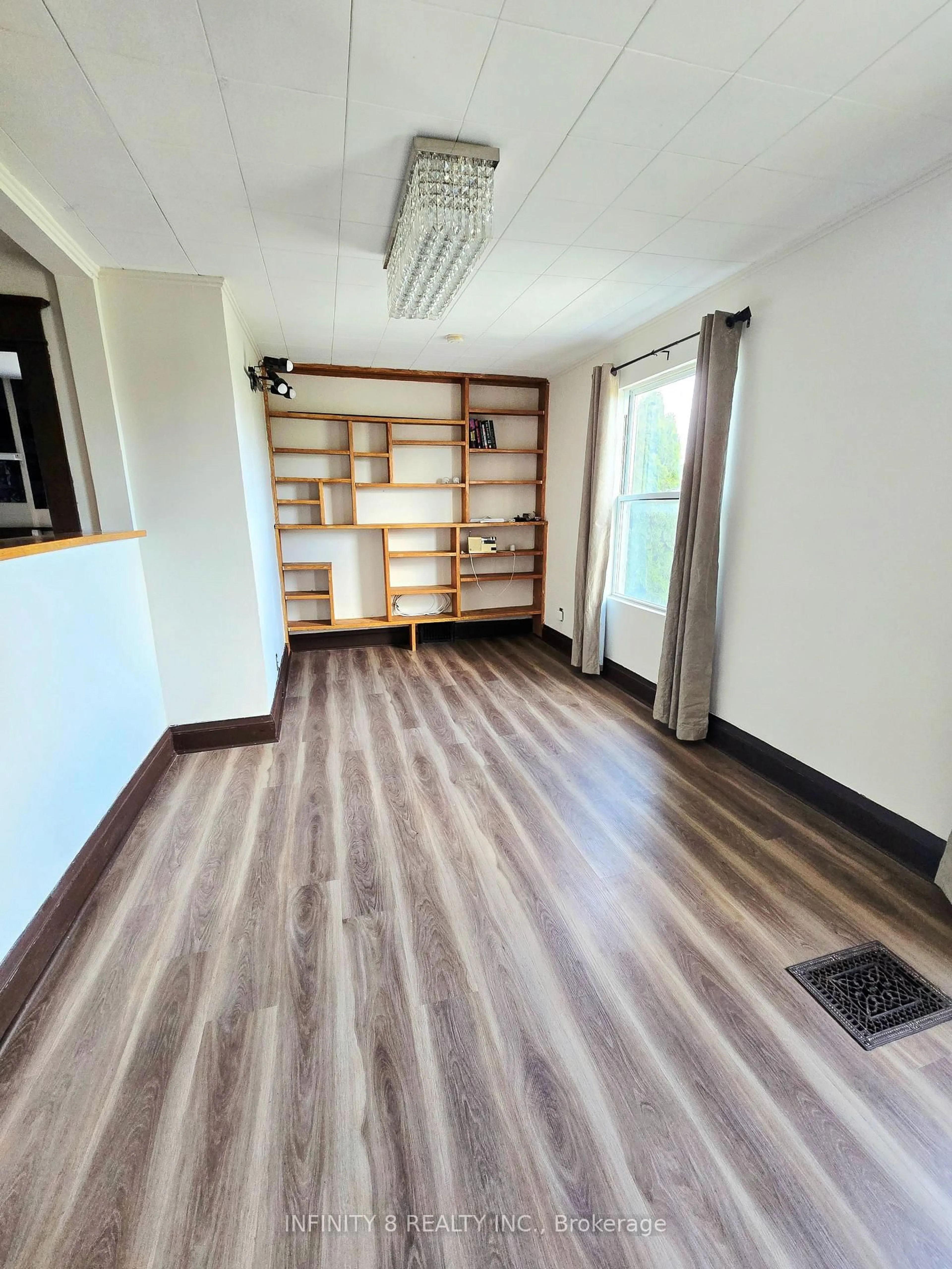 A pic of a room for 4728 Bridge St, Niagara Falls Ontario L2E 2R8