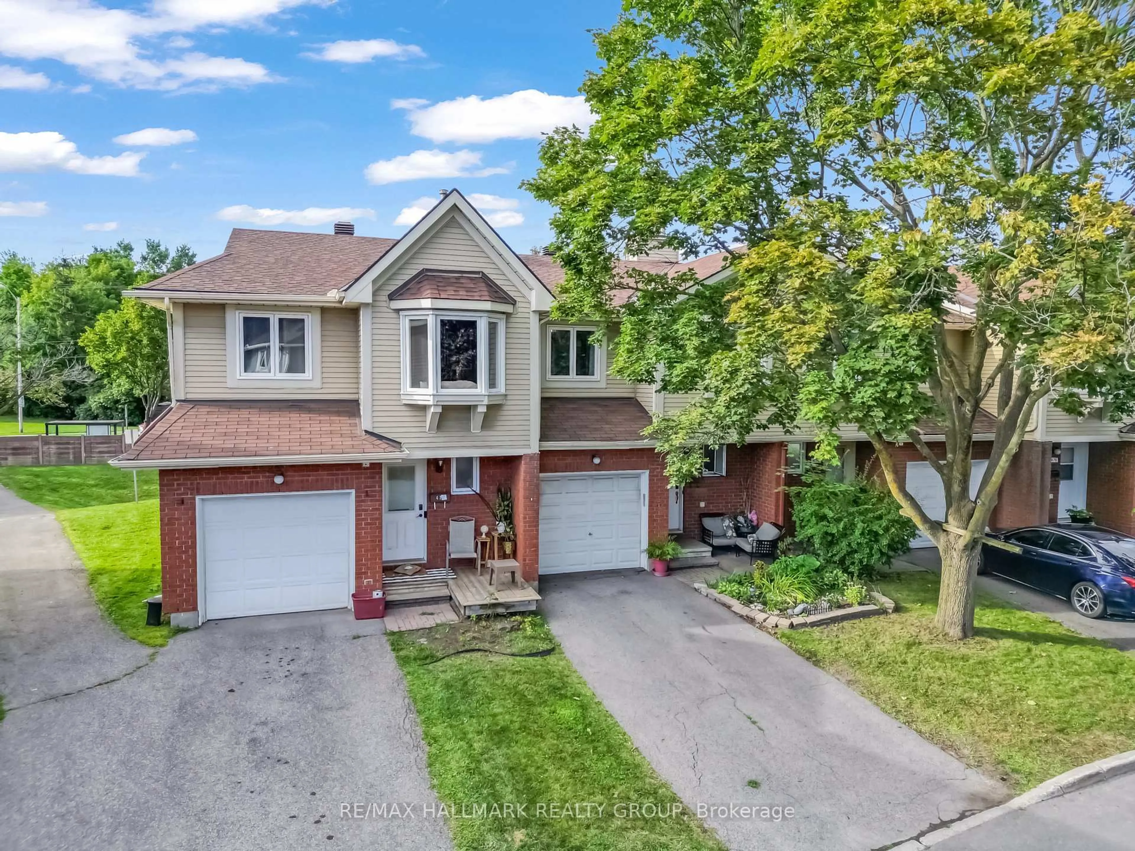 A pic from outside/outdoor area/front of a property/back of a property/a pic from drone, street for 472 Valade Cres #14, Ottawa Ontario K4A 2W7