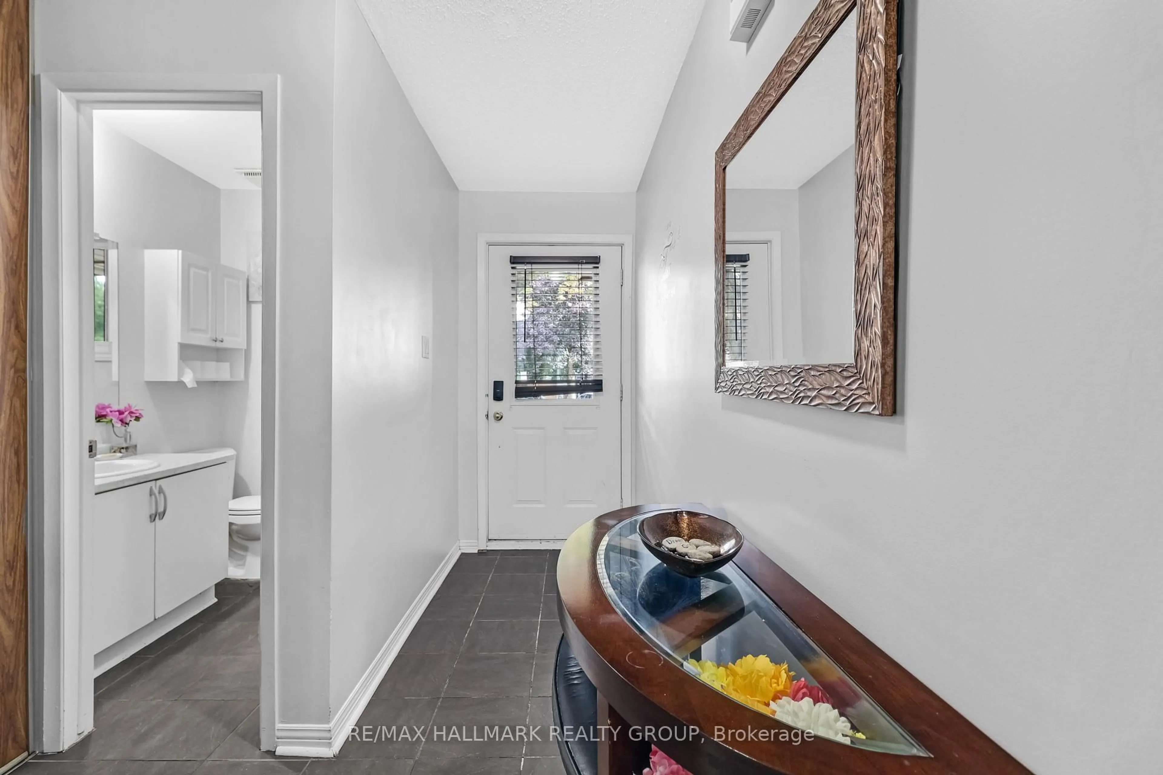 Indoor entryway for 472 Valade Cres #14, Ottawa Ontario K4A 2W7
