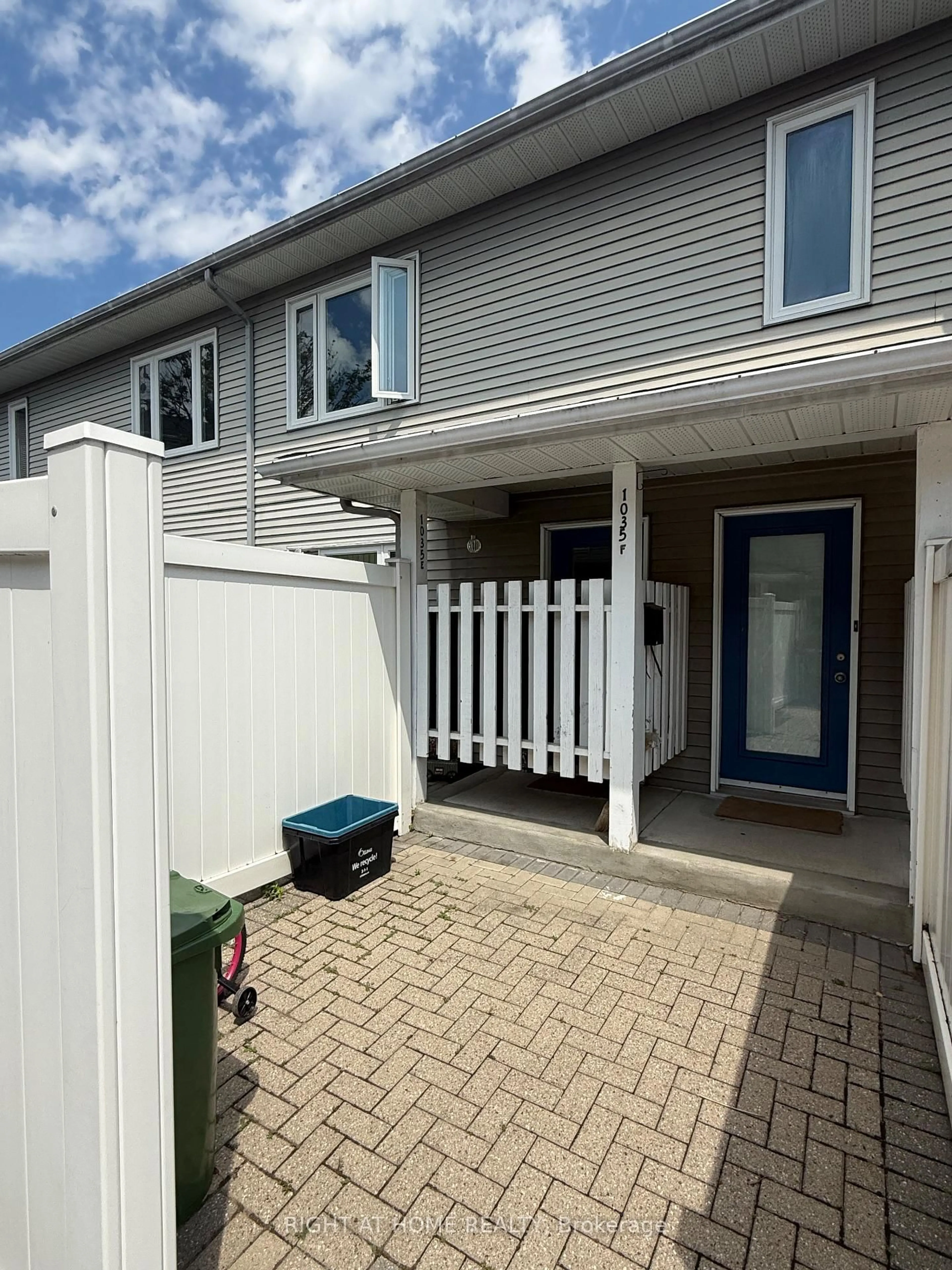 Unknown for 1035 Cummings Ave #B, Ottawa Ontario K1J 9K5