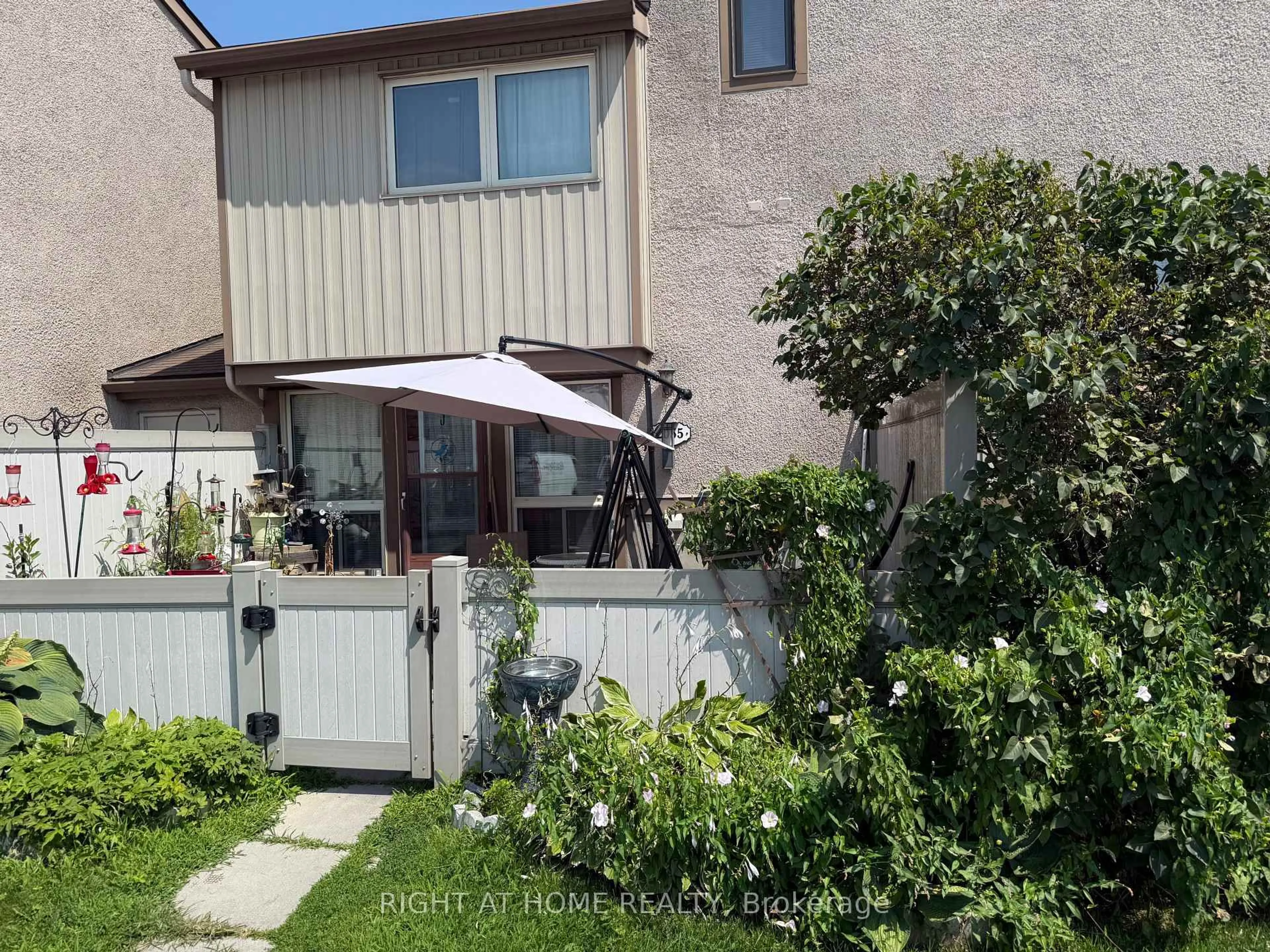 Unknown for 2055 Stonehenge Cres, Ottawa Ontario K1B 4N7