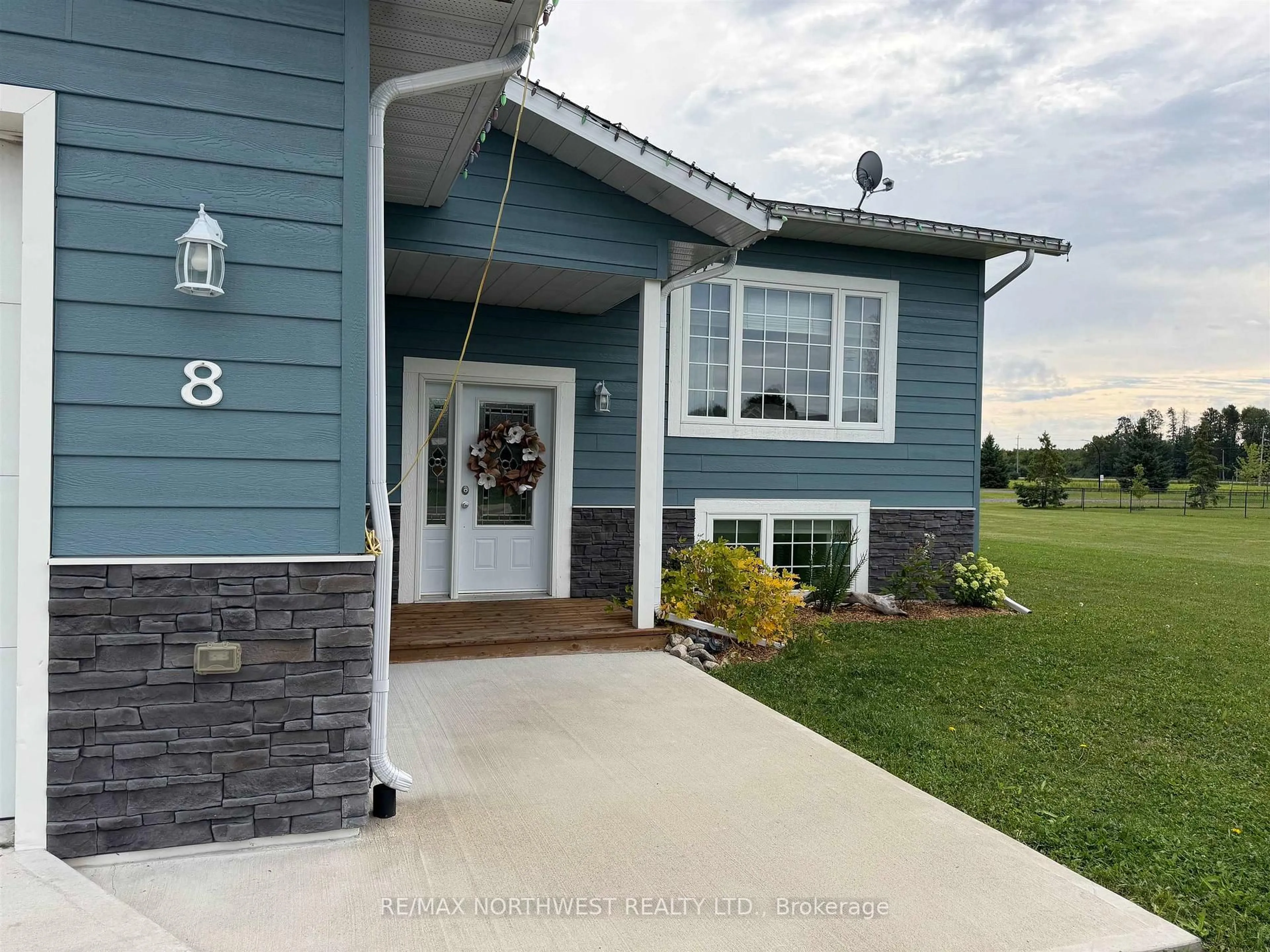 Home with vinyl exterior material, unknown for 8 Spruce Dr, Emo Ontario P0W 1E0