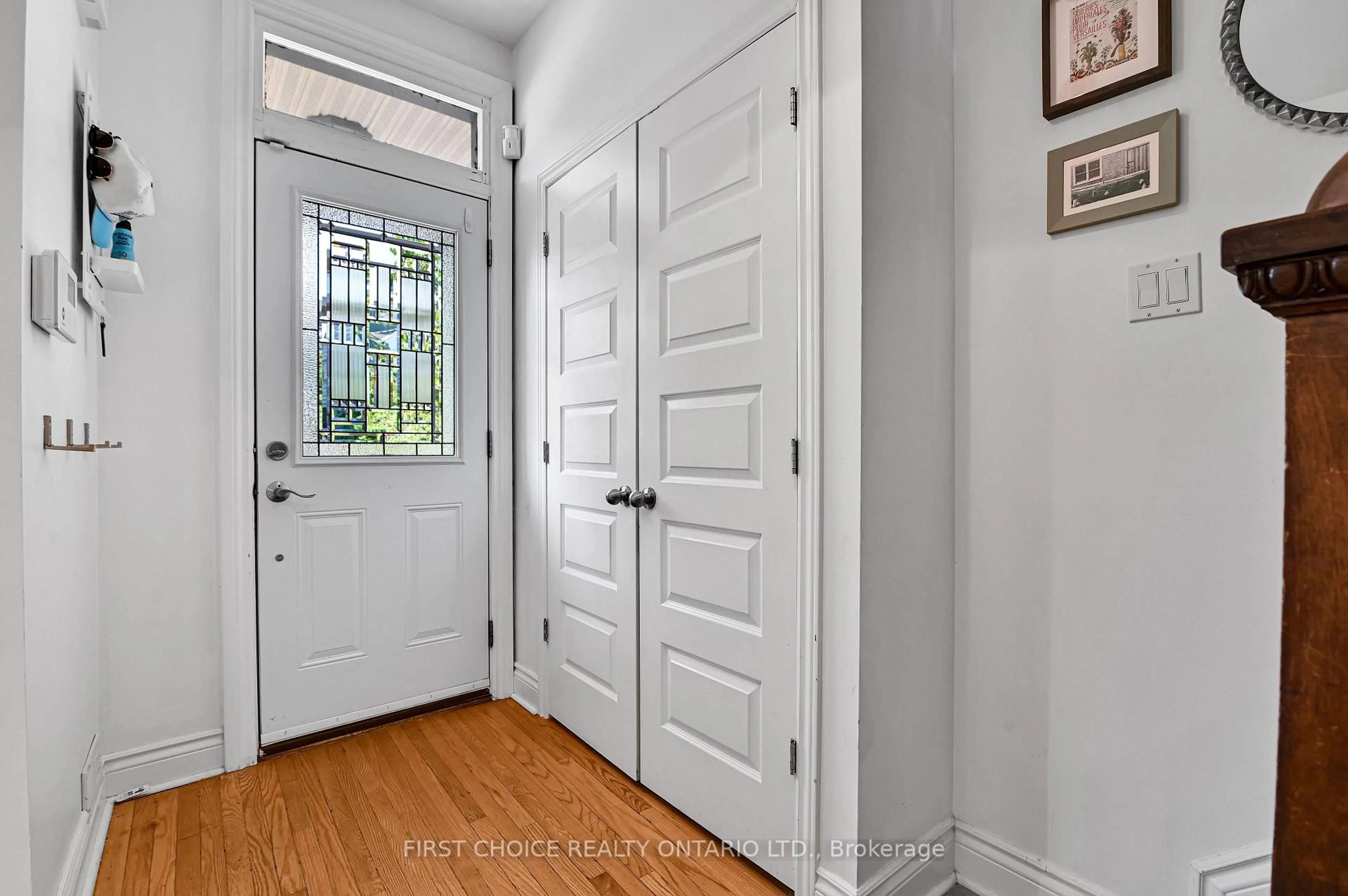 Indoor entryway for 276 Fifth Ave, Ottawa Ontario K1S 2N5