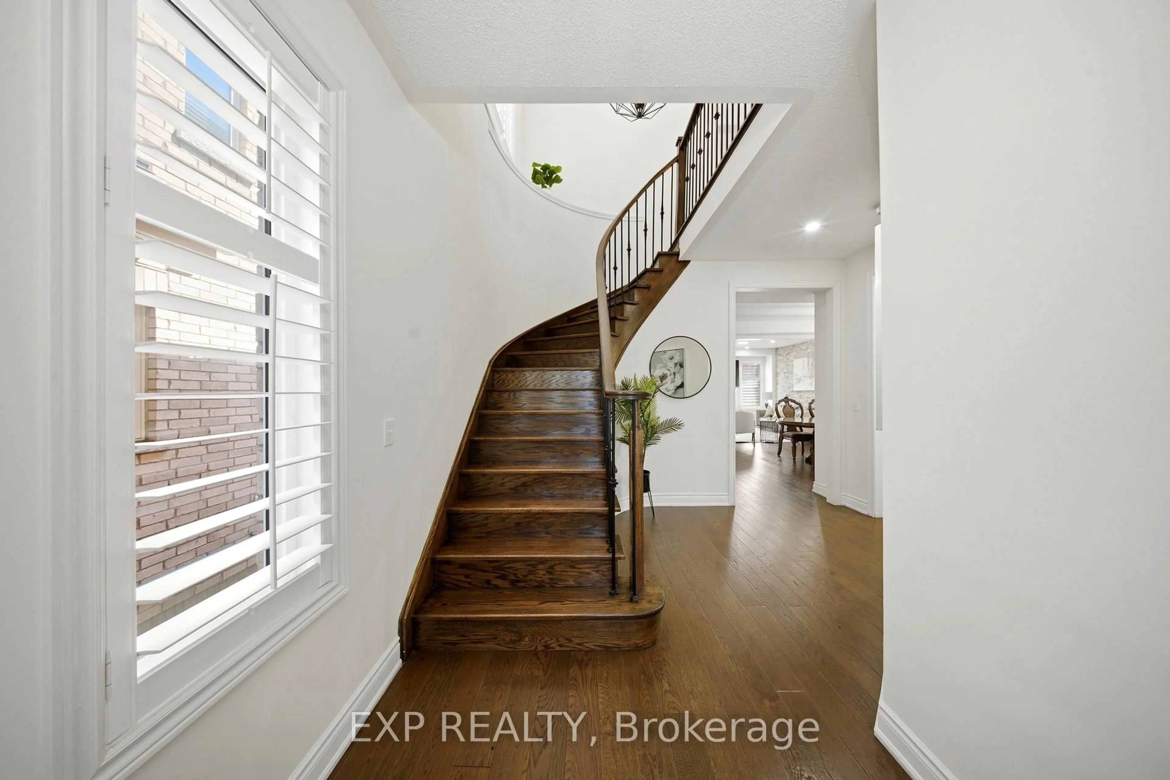 Indoor entryway for 114 Chaumont Dr, Hamilton Ontario L8J 0J8
