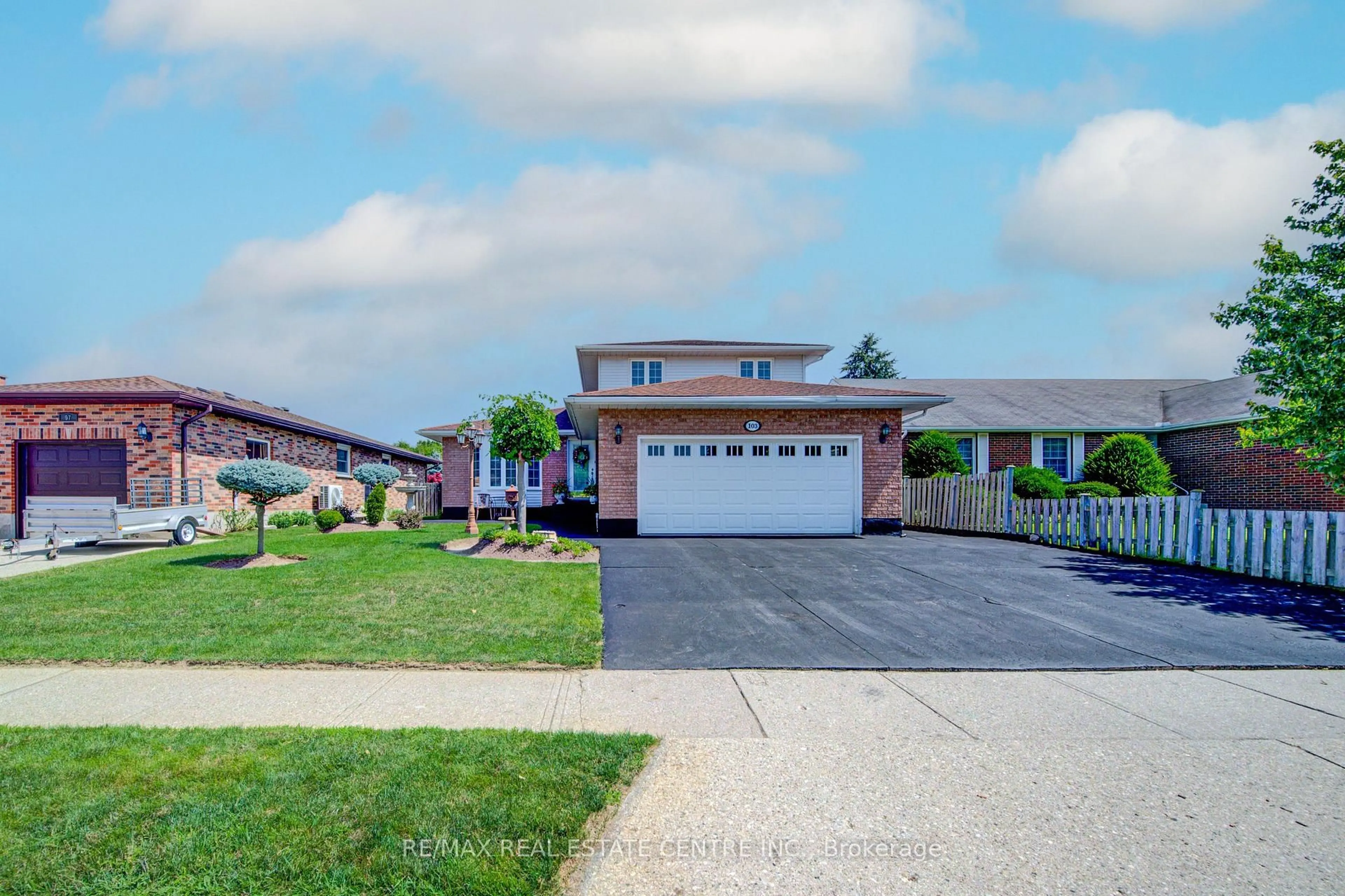 A pic from outside/outdoor area/front of a property/back of a property/a pic from drone, street for 103 Southwood Dr, Cambridge Ontario N1S 3S3