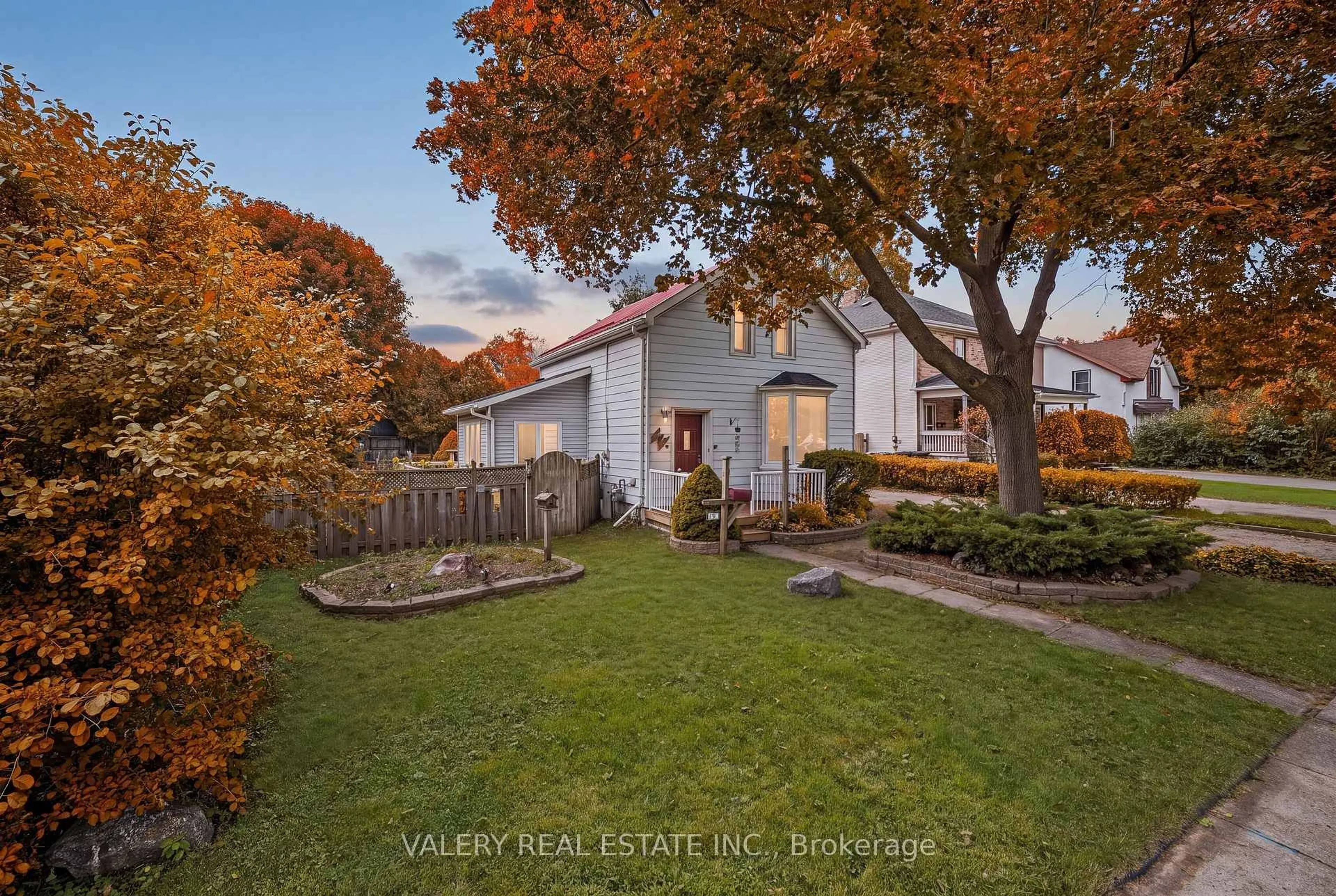 A pic from outside/outdoor area/front of a property/back of a property/a pic from drone, street for 34 Chalmers St, Cambridge Ontario N1R 5B7