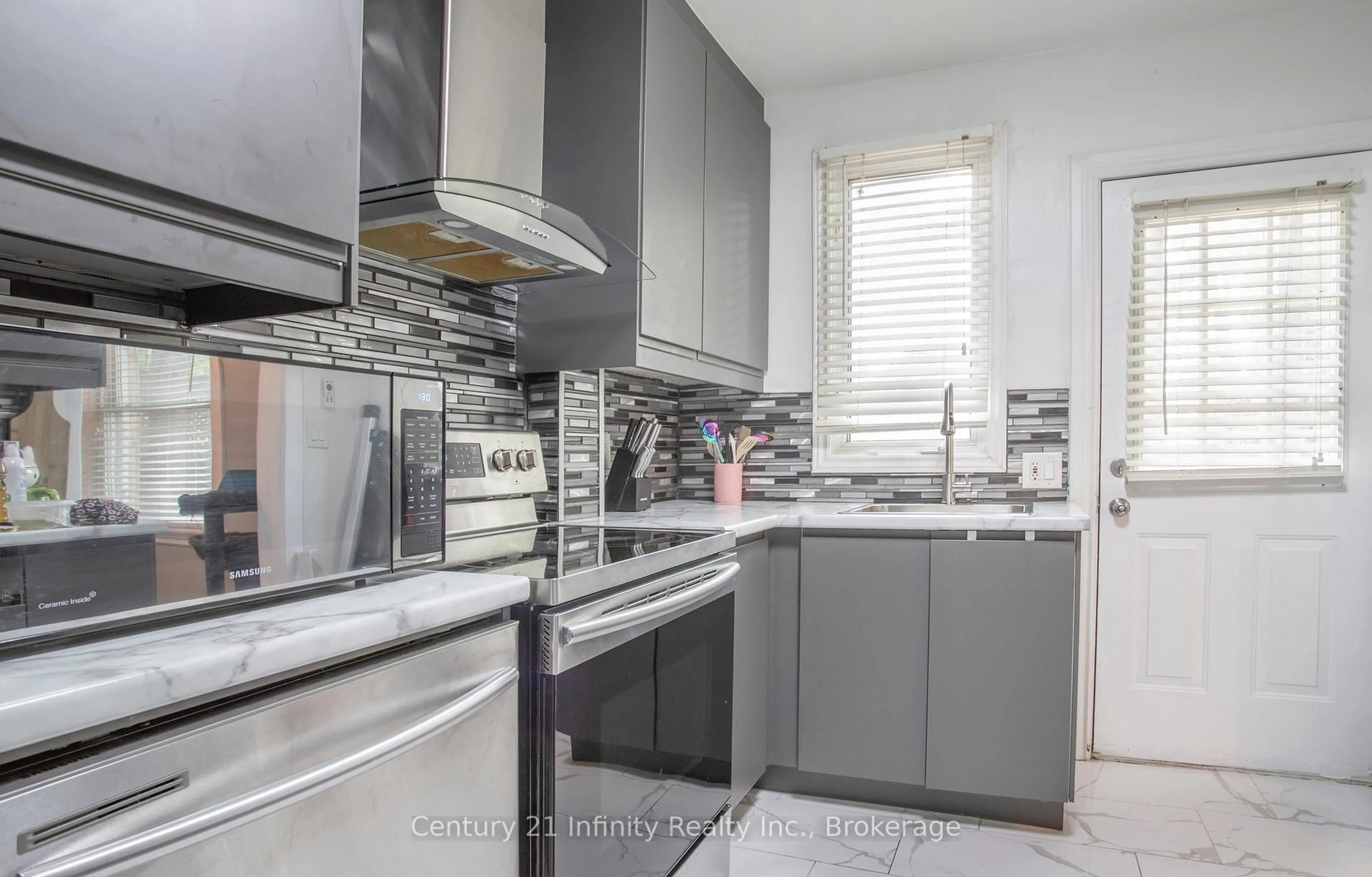 Standard kitchen, unknown for 128 Birch Ave, Hamilton Ontario L8L 6H7