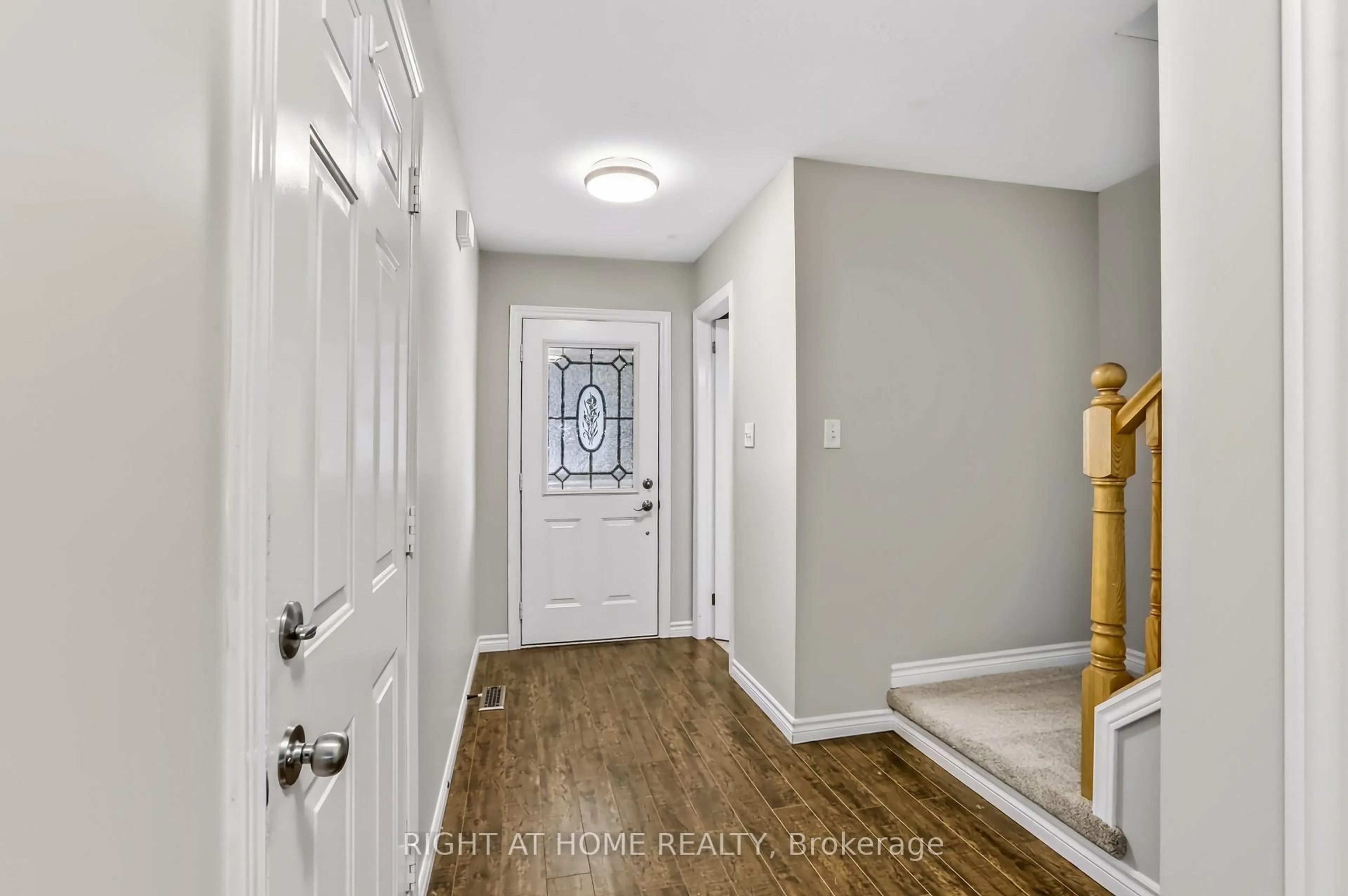Indoor entryway for 1811 Rollingacres Dr, London North Ontario N5X 4K4