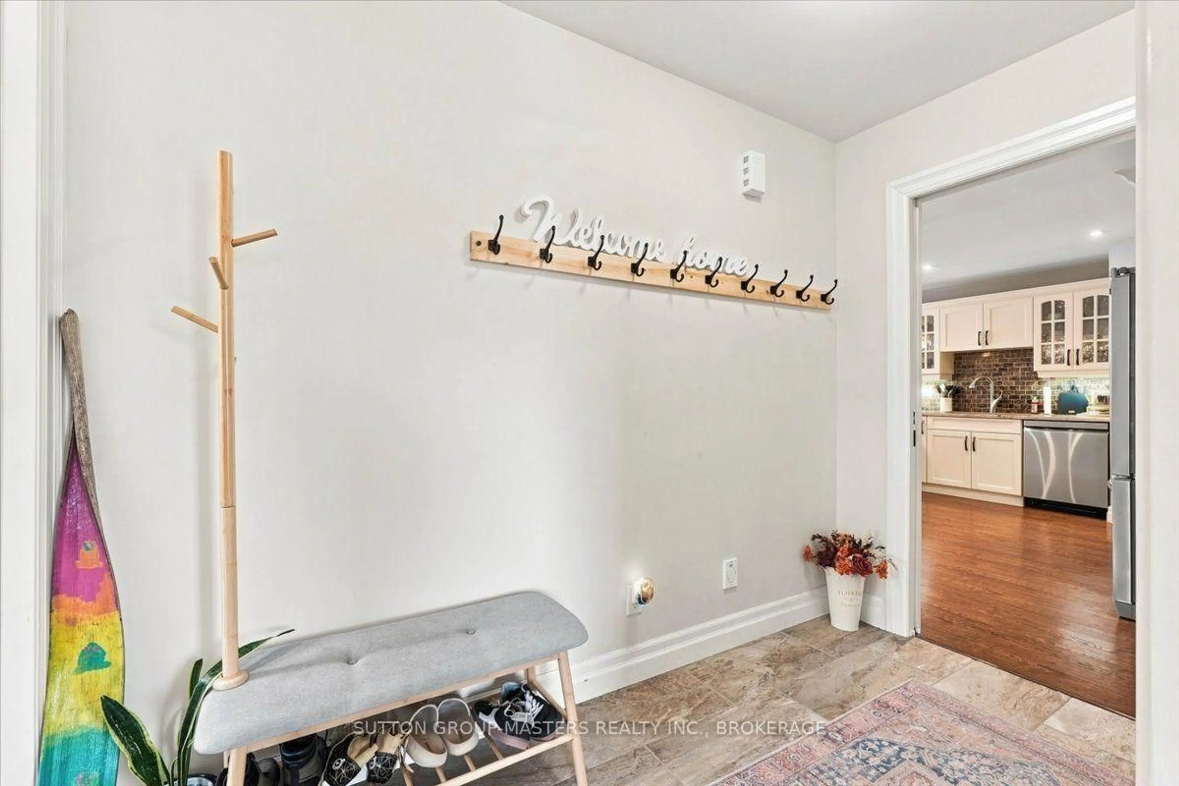 Indoor entryway for 49 Aspen Dr, Quinte West Ontario K8V 0E2