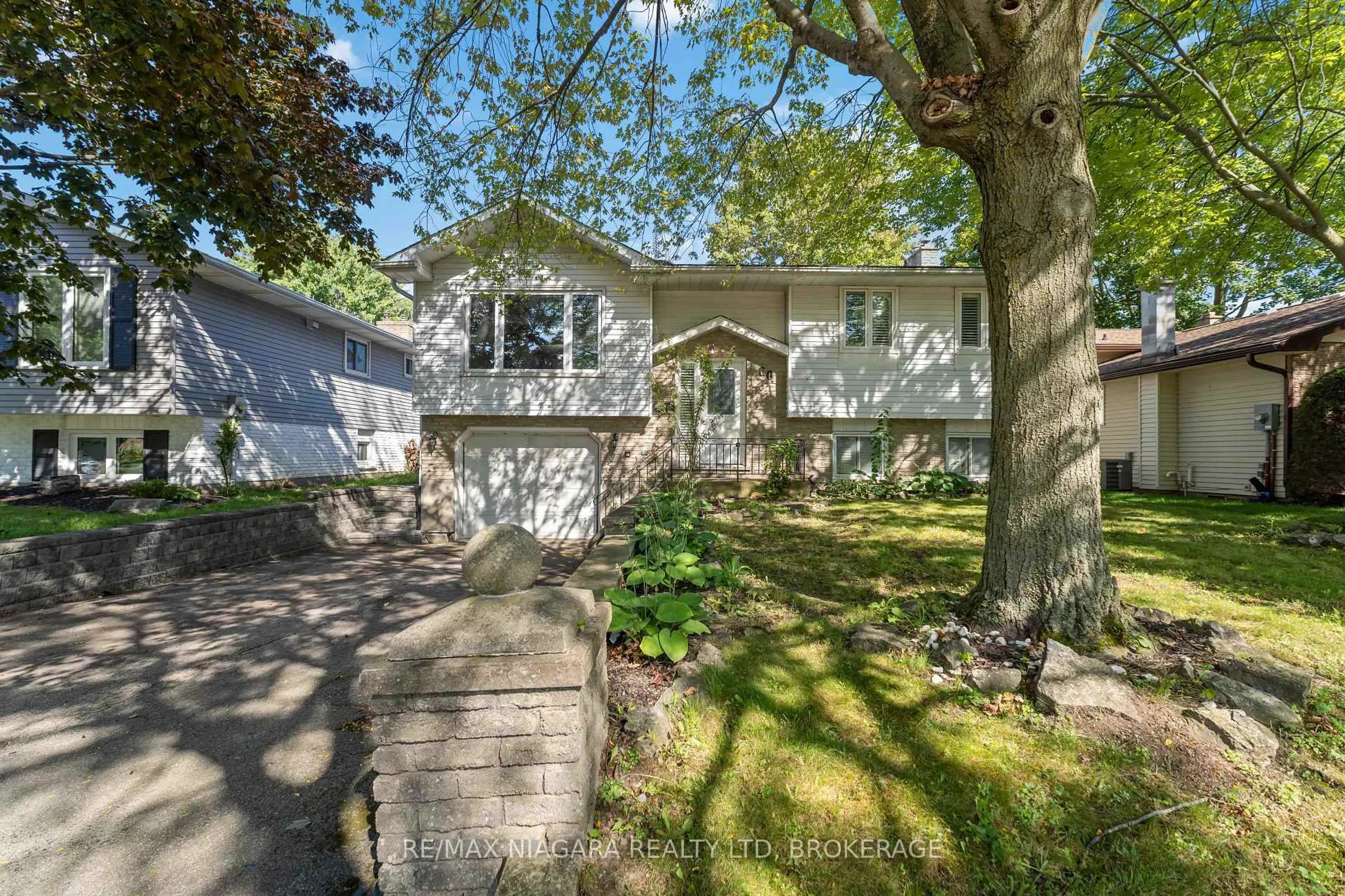 Home with vinyl exterior material, street for 60 Brant Ave, Welland Ontario L3C 6C8