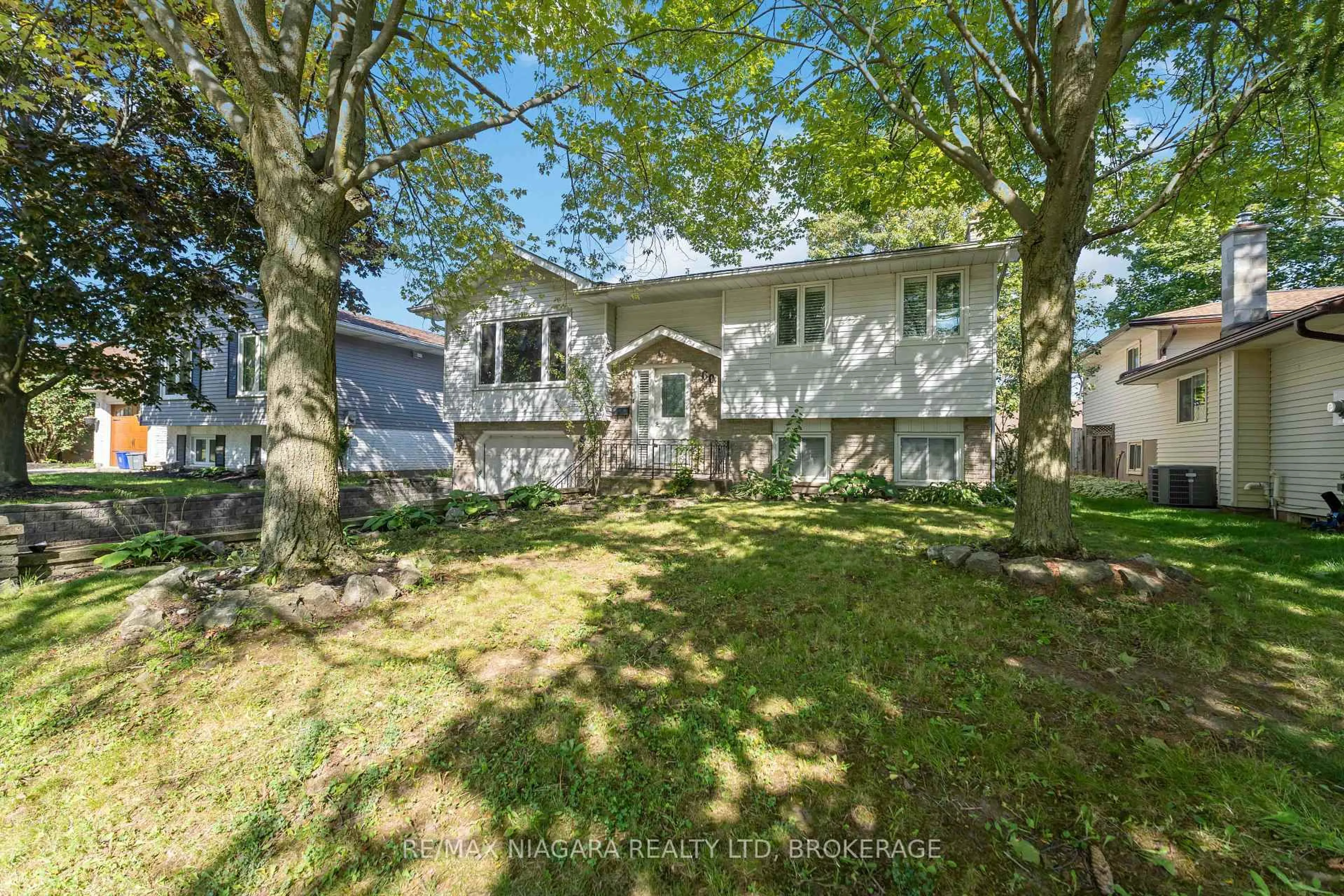 A pic from outside/outdoor area/front of a property/back of a property/a pic from drone, street for 60 Brant Ave, Welland Ontario L3C 6C8