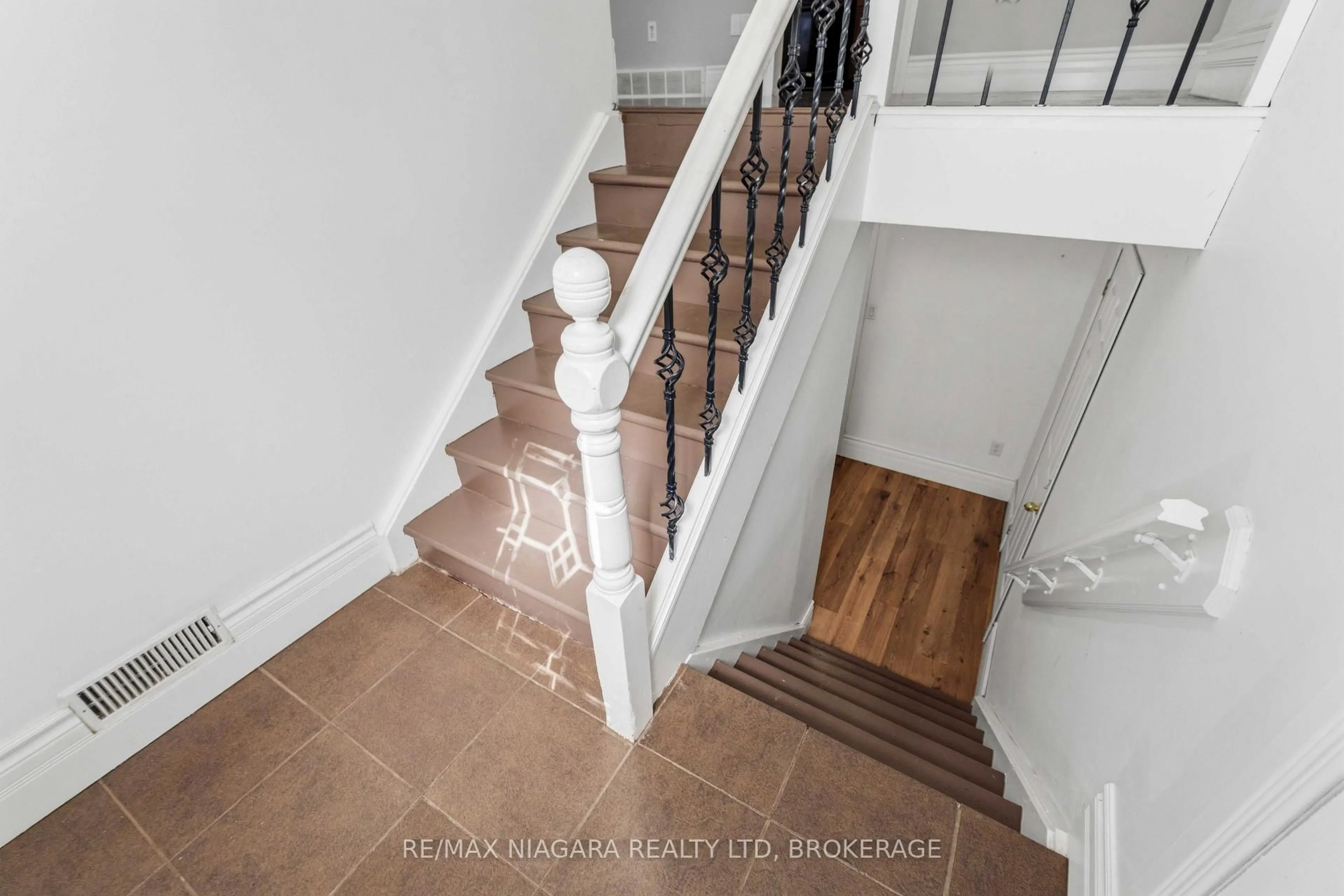 Stairs for 60 Brant Ave, Welland Ontario L3C 6C8