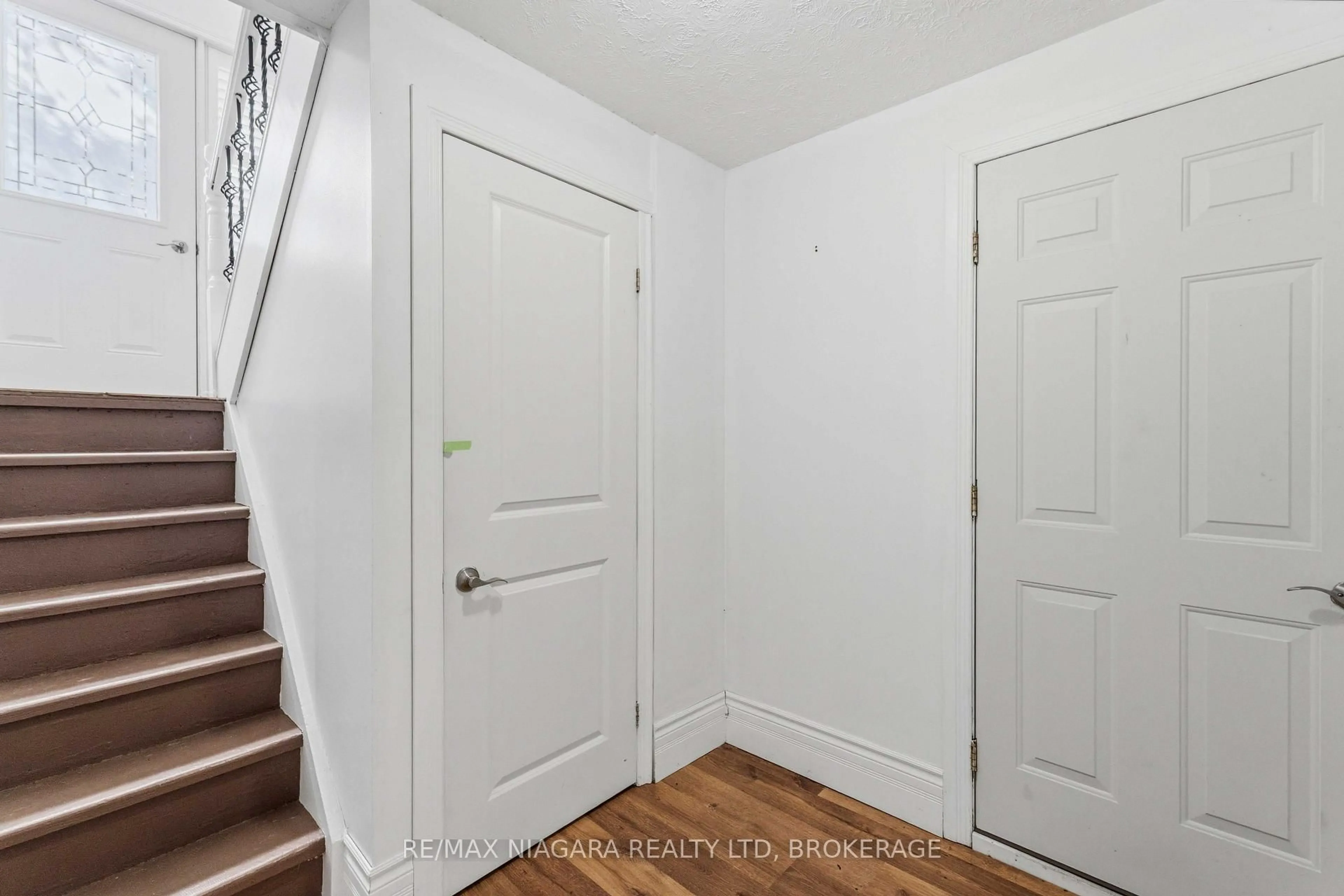 Indoor entryway for 60 Brant Ave, Welland Ontario L3C 6C8