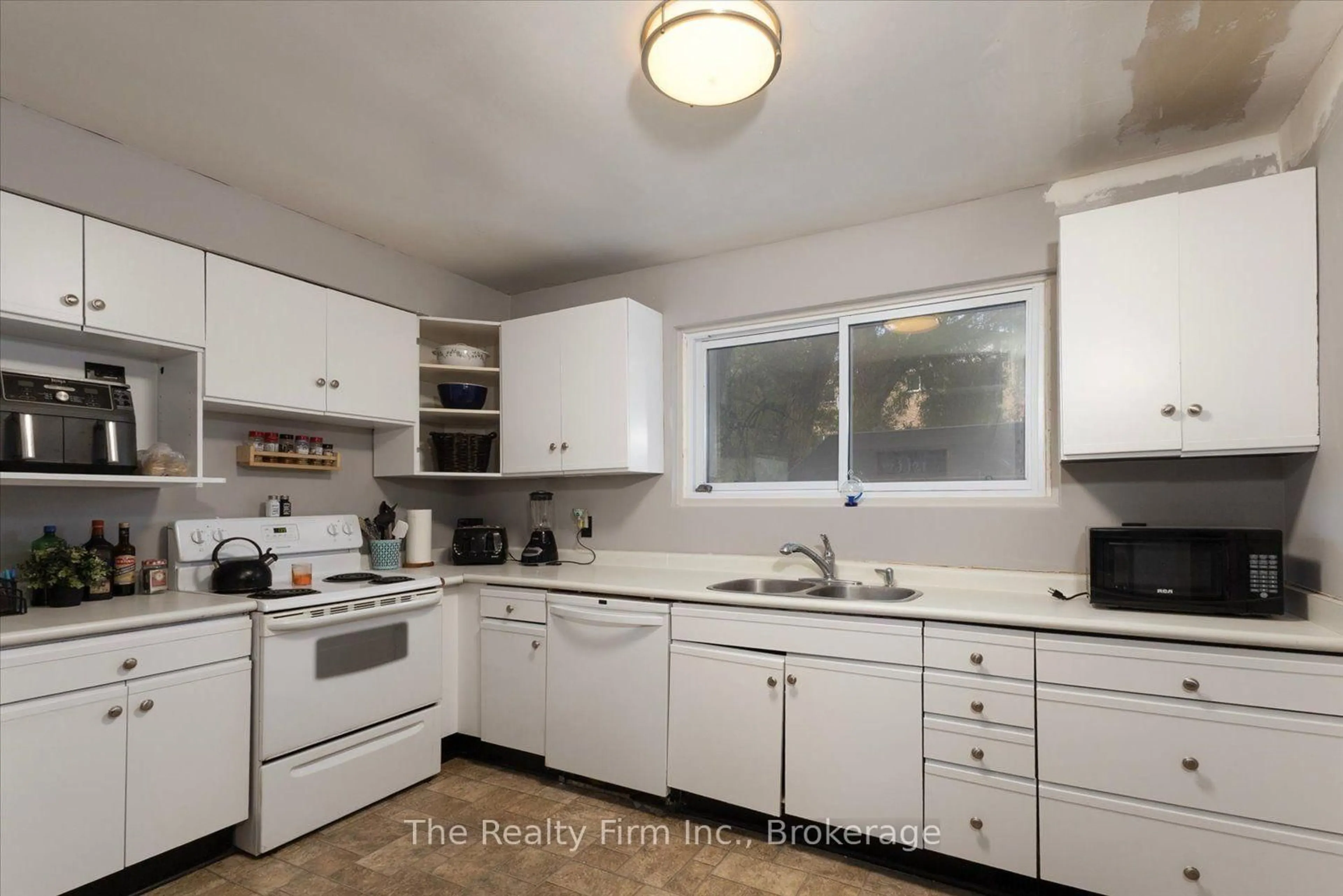 Standard kitchen, unknown for 28 Nethercott Dr, Stratford Ontario N5A 7G4