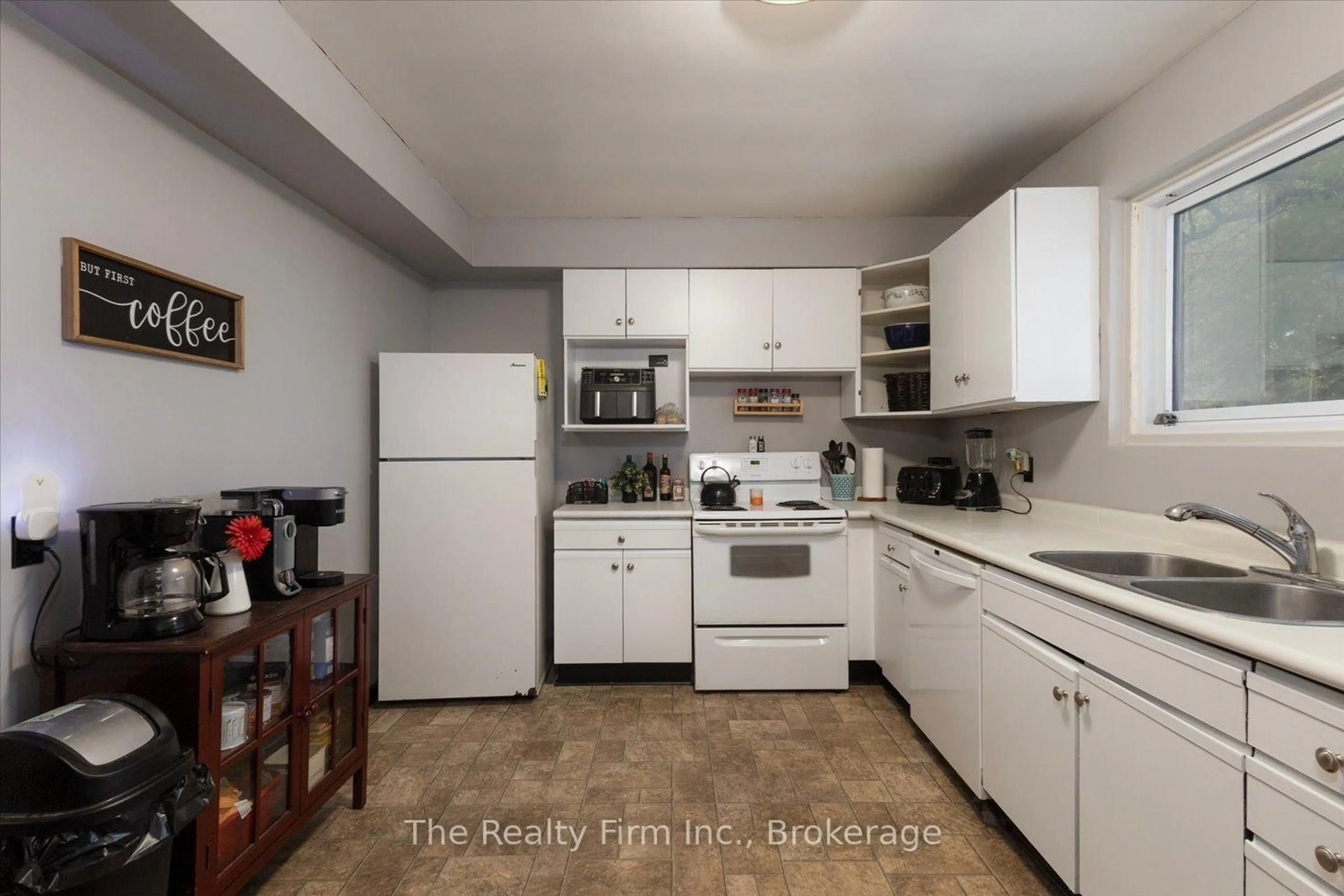Standard kitchen, unknown for 28 Nethercott Dr, Stratford Ontario N5A 7G4