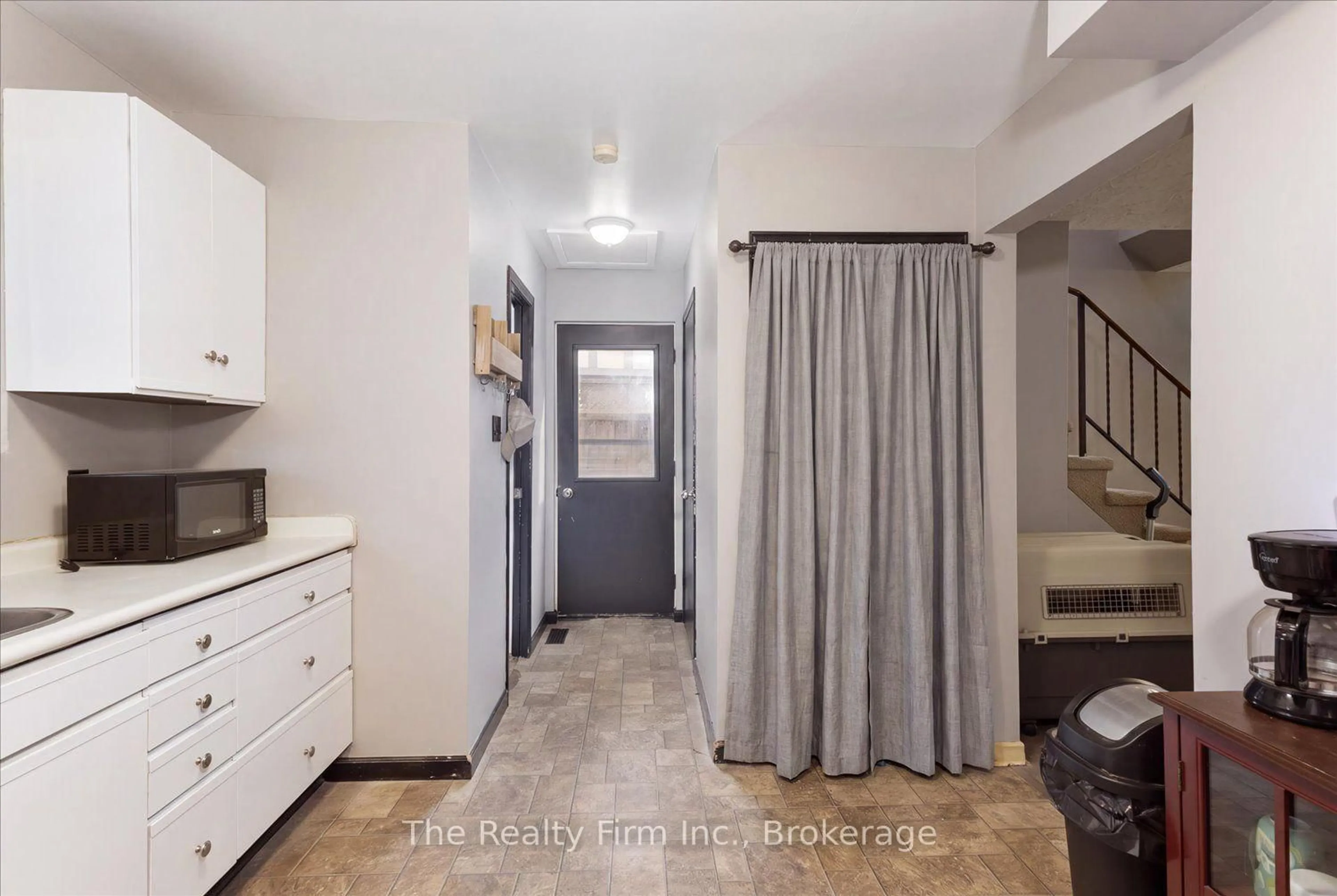 Indoor entryway for 28 Nethercott Dr, Stratford Ontario N5A 7G4