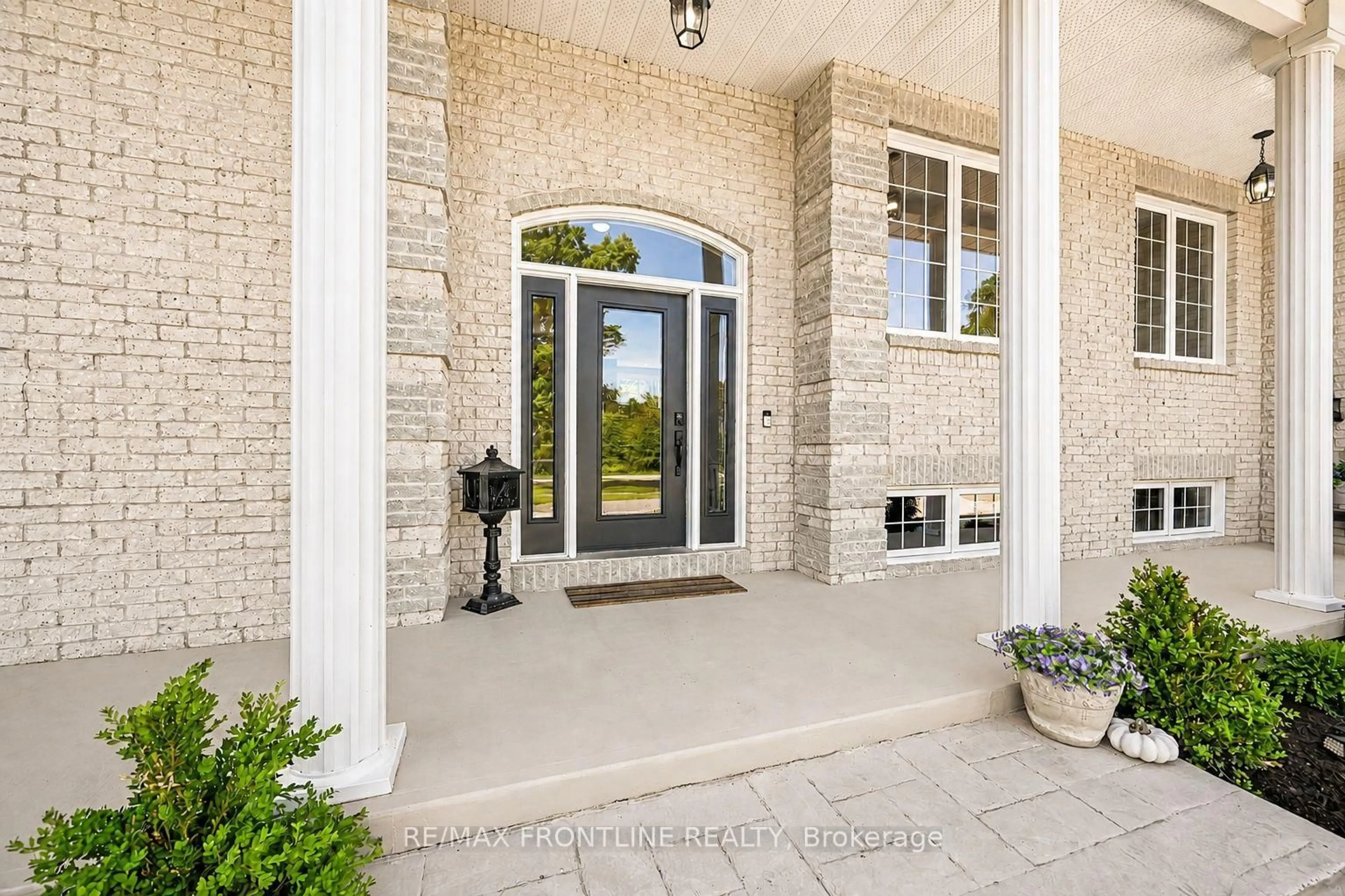 Indoor entryway for 178 Stone Rd, Smiths Falls Ontario K7A 4S4