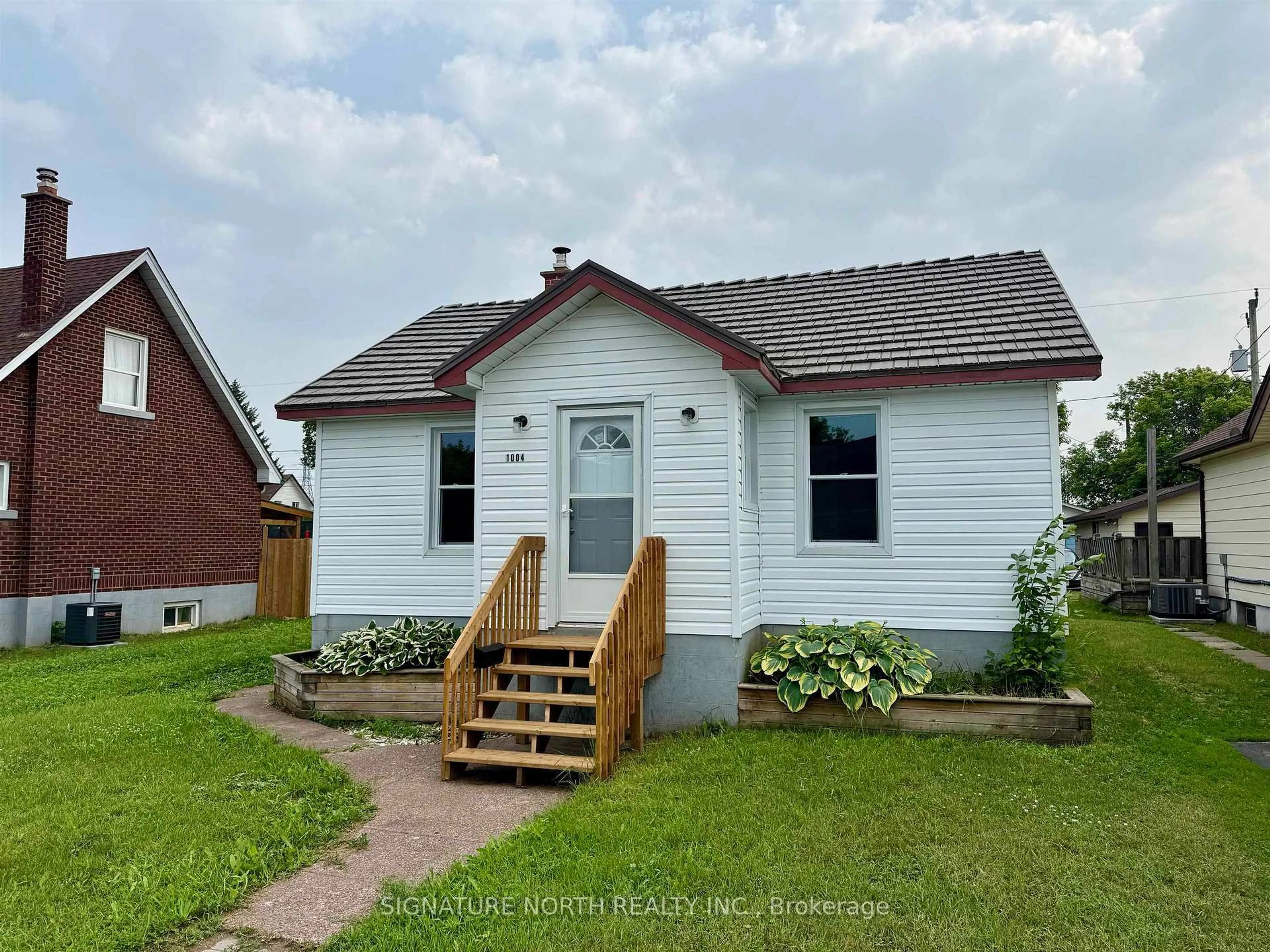 Home with vinyl exterior material, unknown for 1004 Gore Street W, Thunder Bay Ontario P7E 3T1