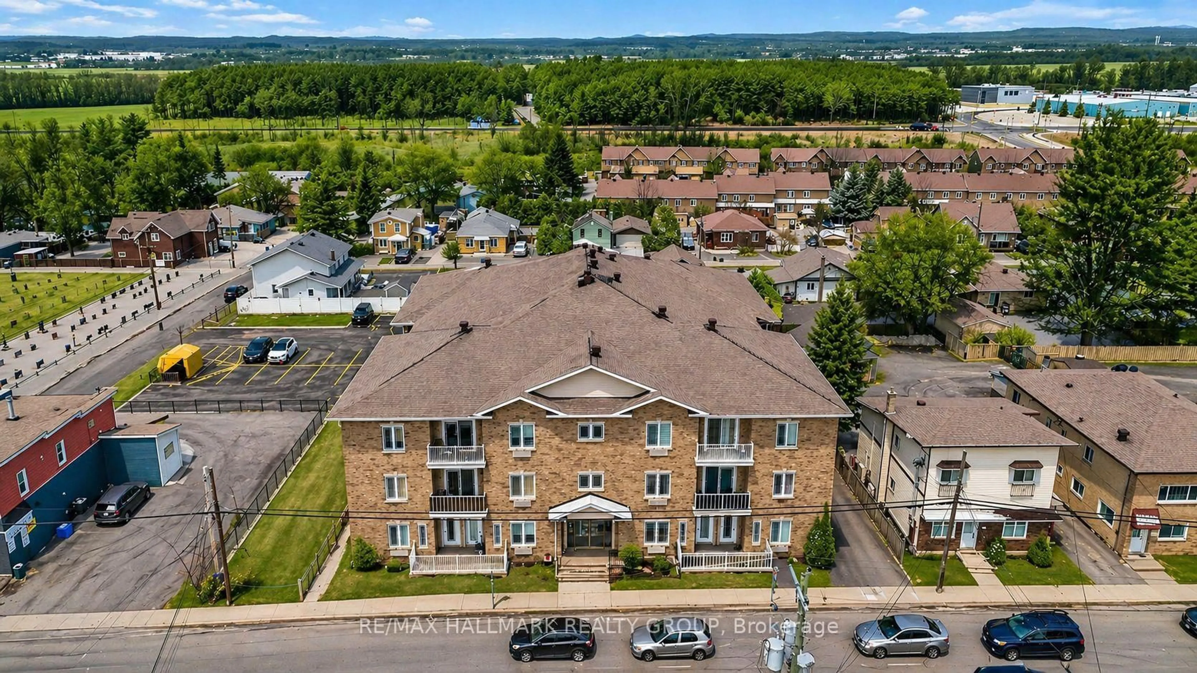 A pic from outside/outdoor area/front of a property/back of a property/a pic from drone, building for 1026 Laurier St #208, Clarence-Rockland Ontario K4K 1V6