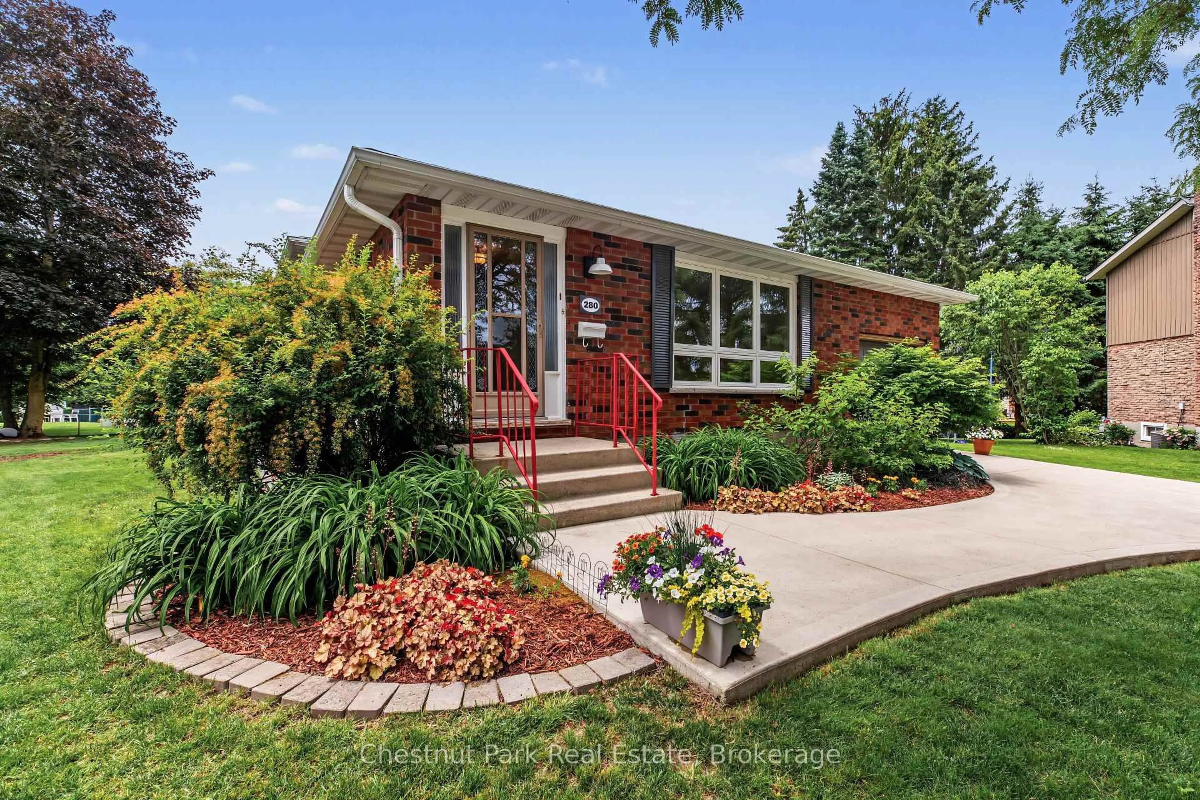 Home with brick exterior material, street for 280 8th Ave, Owen Sound Ontario N4K 3A2