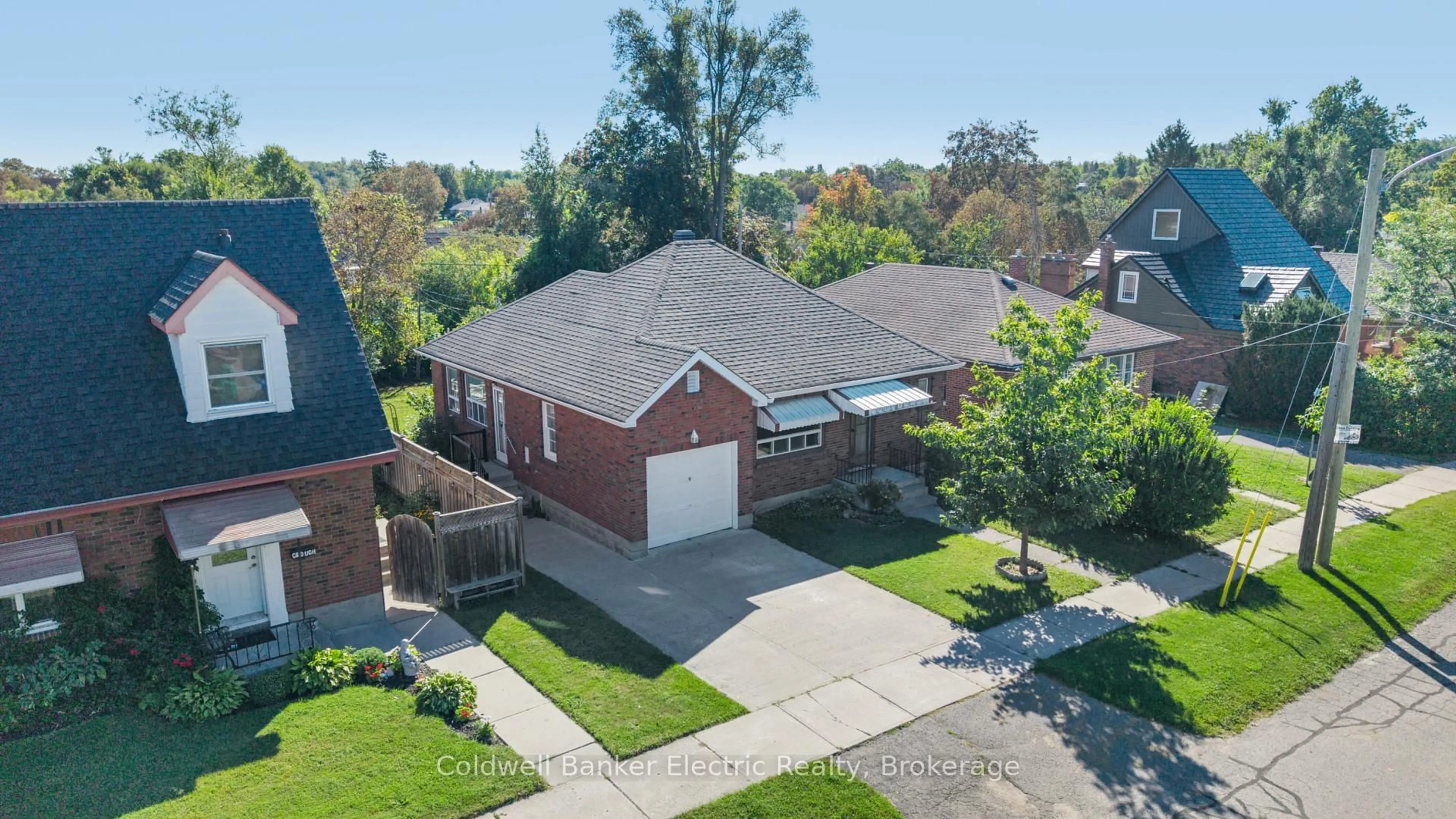A pic from outside/outdoor area/front of a property/back of a property/a pic from drone, street for 792 Curtis Rd, Peterborough Ontario K9H 2E7