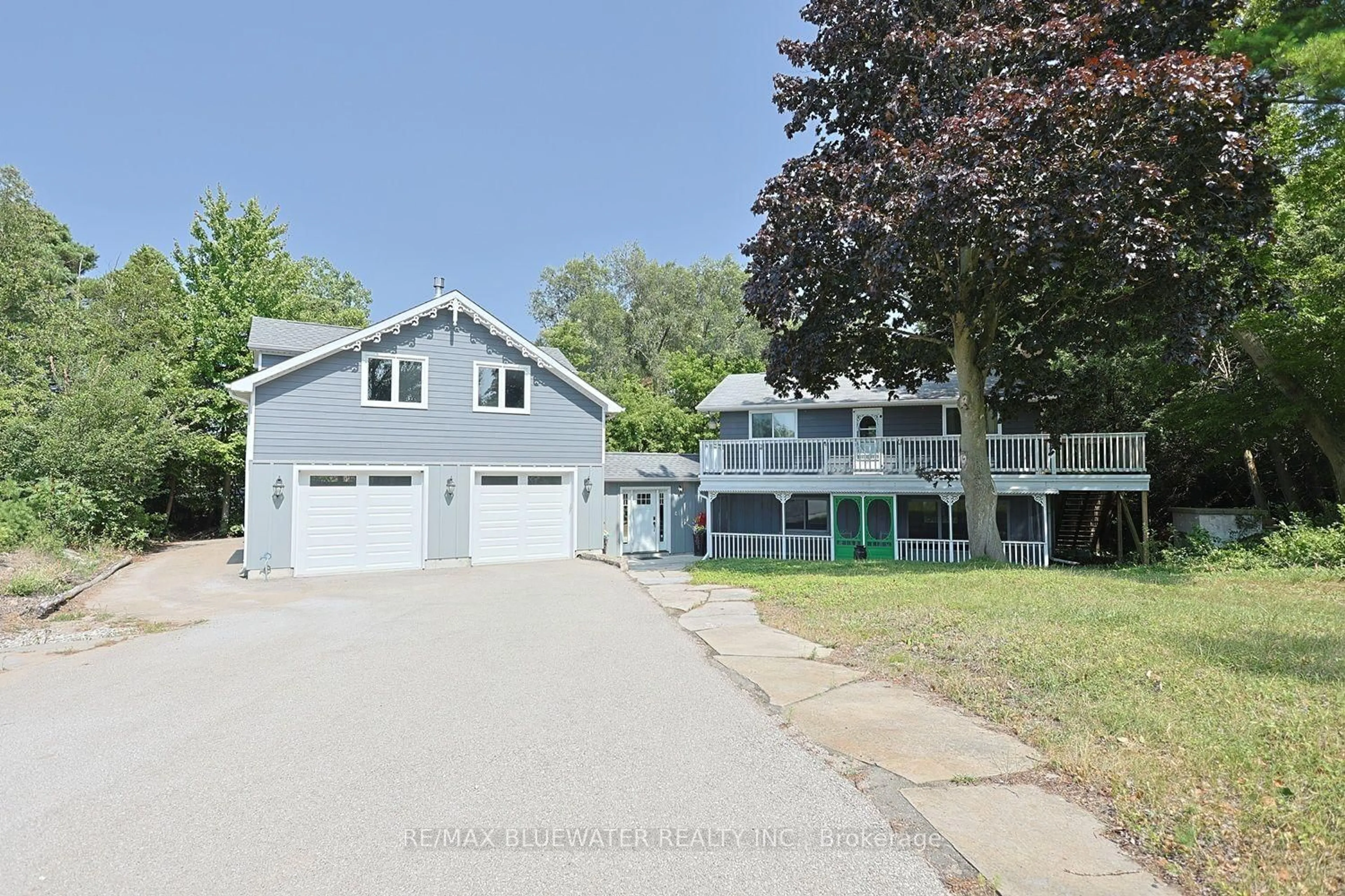 A pic from outside/outdoor area/front of a property/back of a property/a pic from drone, street for 9994 Edward St, Lambton Shores Ontario N0M 2L0