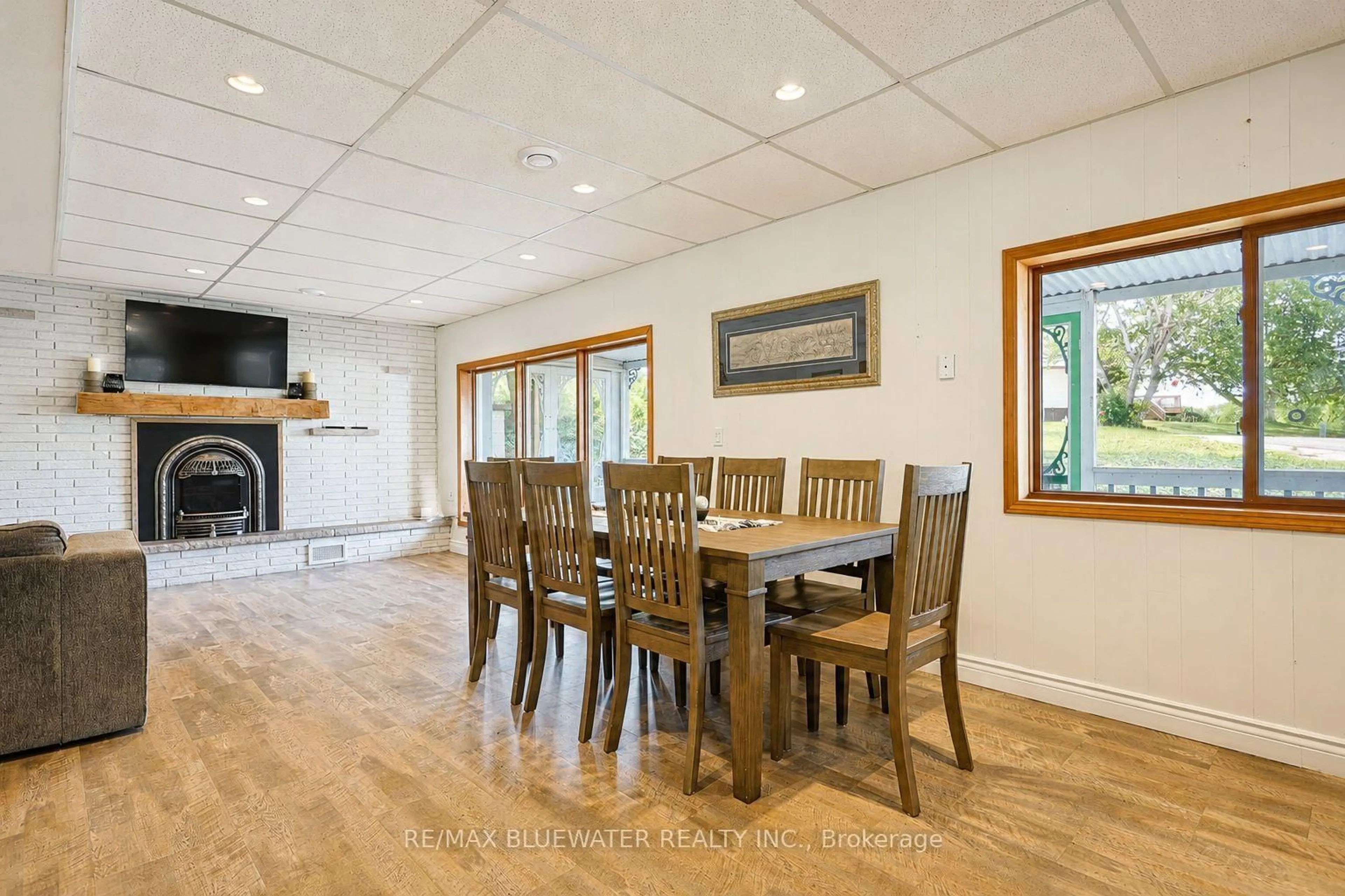 Dining room, wood/laminate floor for 9994 Edward St, Lambton Shores Ontario N0M 2L0