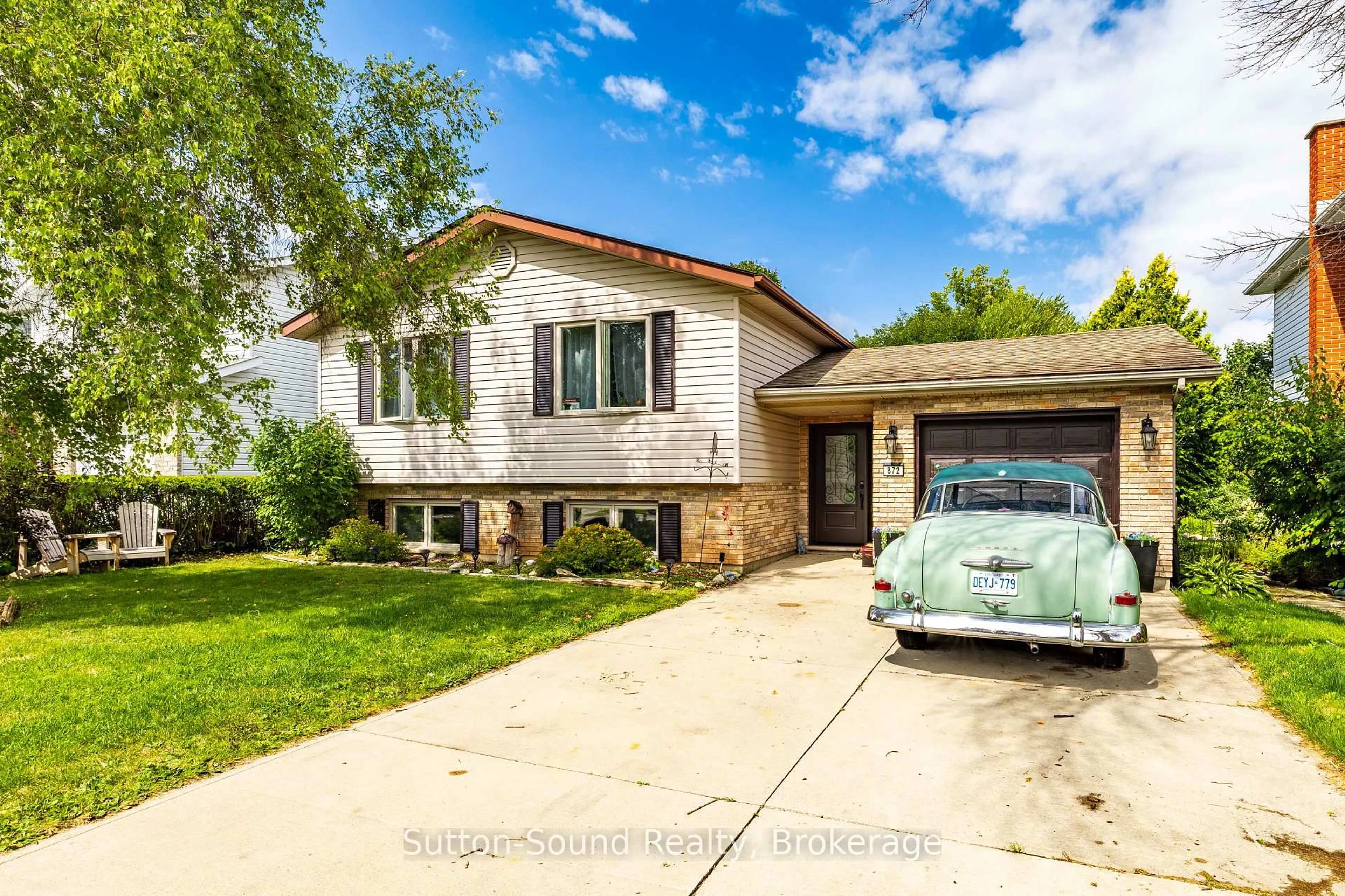 Home with vinyl exterior material, street for 872 26th St, Owen Sound Ontario N4K 6T4
