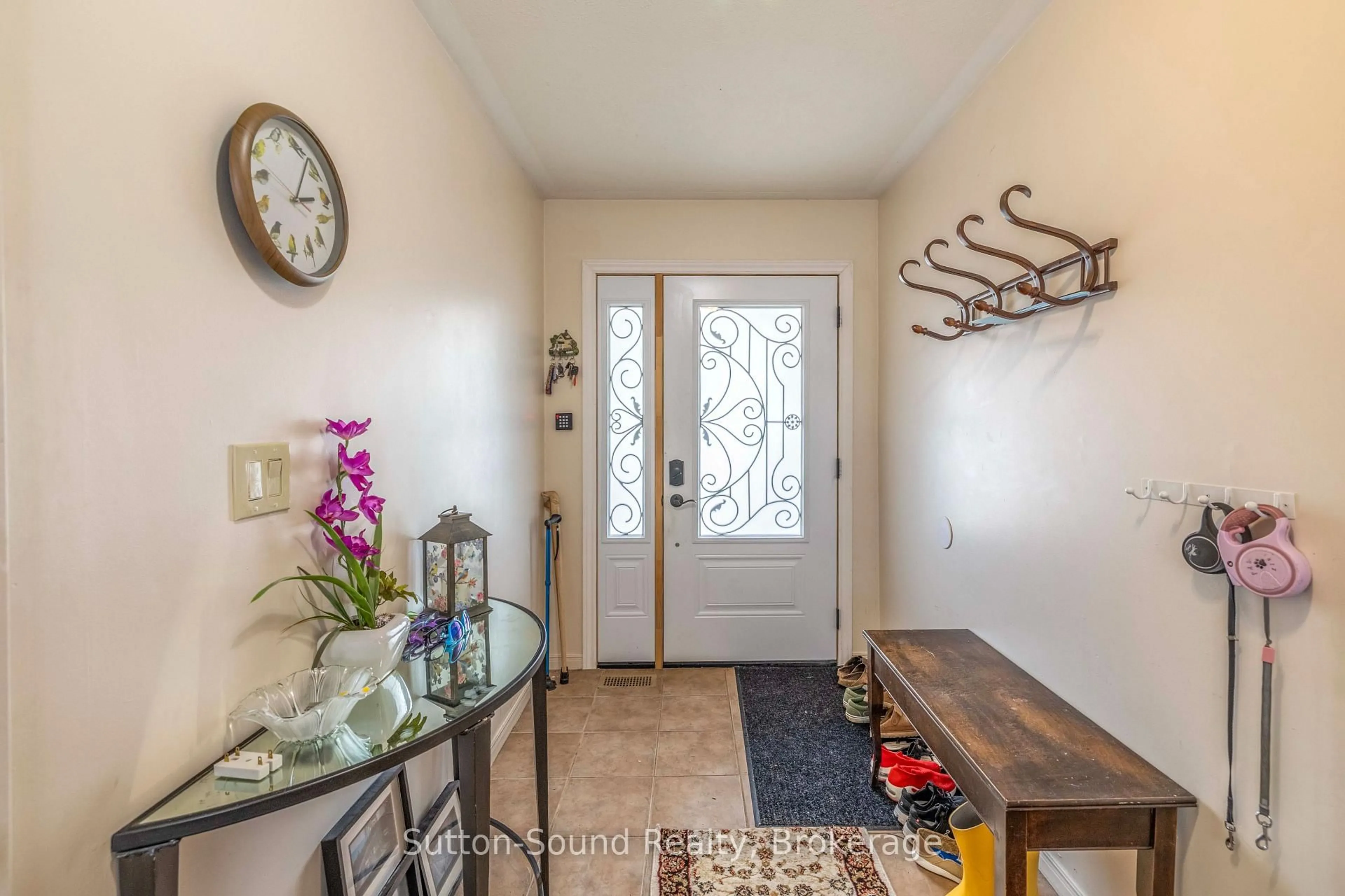 Indoor entryway for 872 26th St, Owen Sound Ontario N4K 6T4