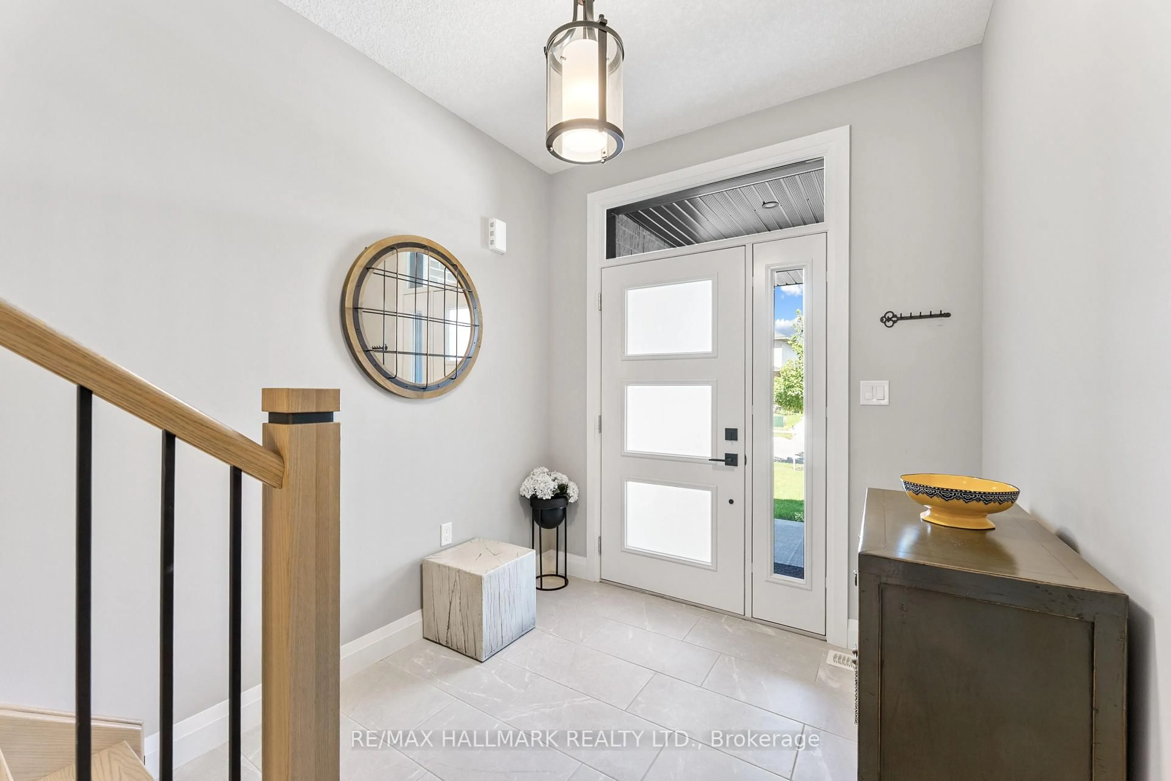 Indoor entryway for 77 Rea Dr, Centre Wellington Ontario N1M 0H5