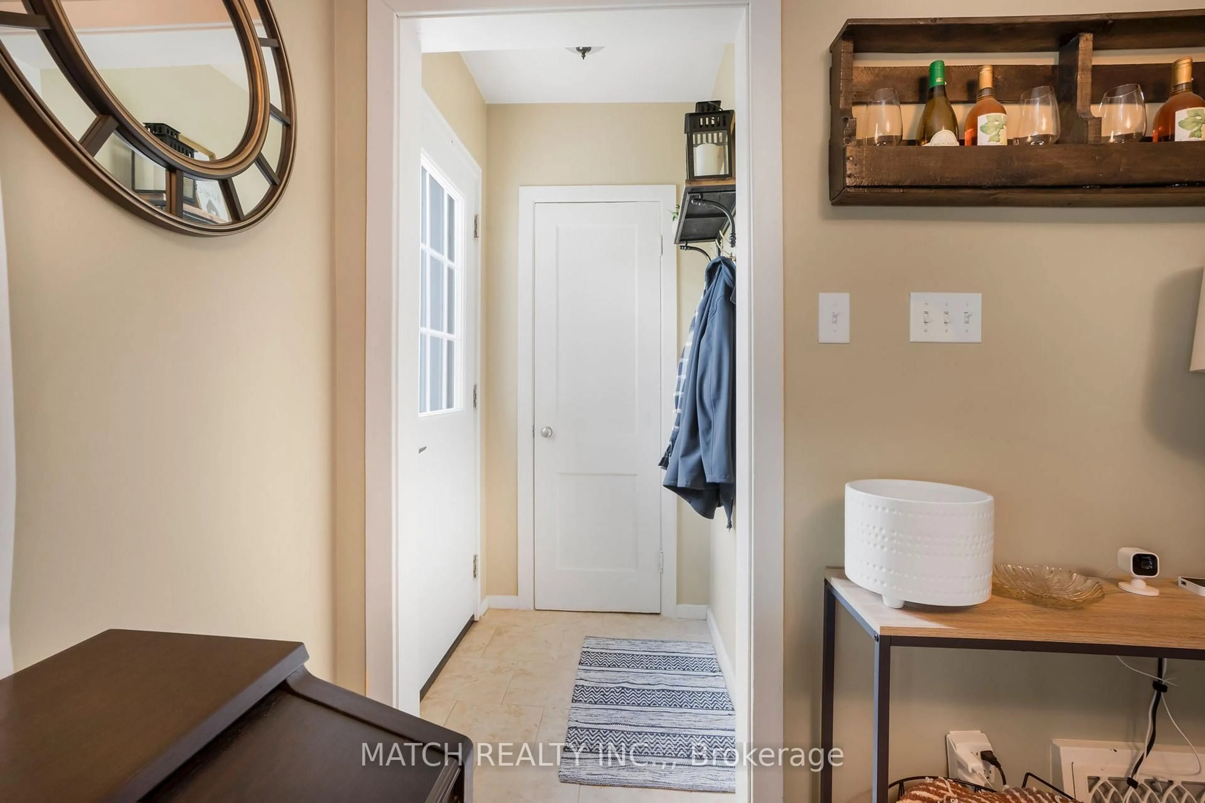Indoor entryway for 54 Sunnyside Ave, Chatham-Kent Ontario N7M 1Z7