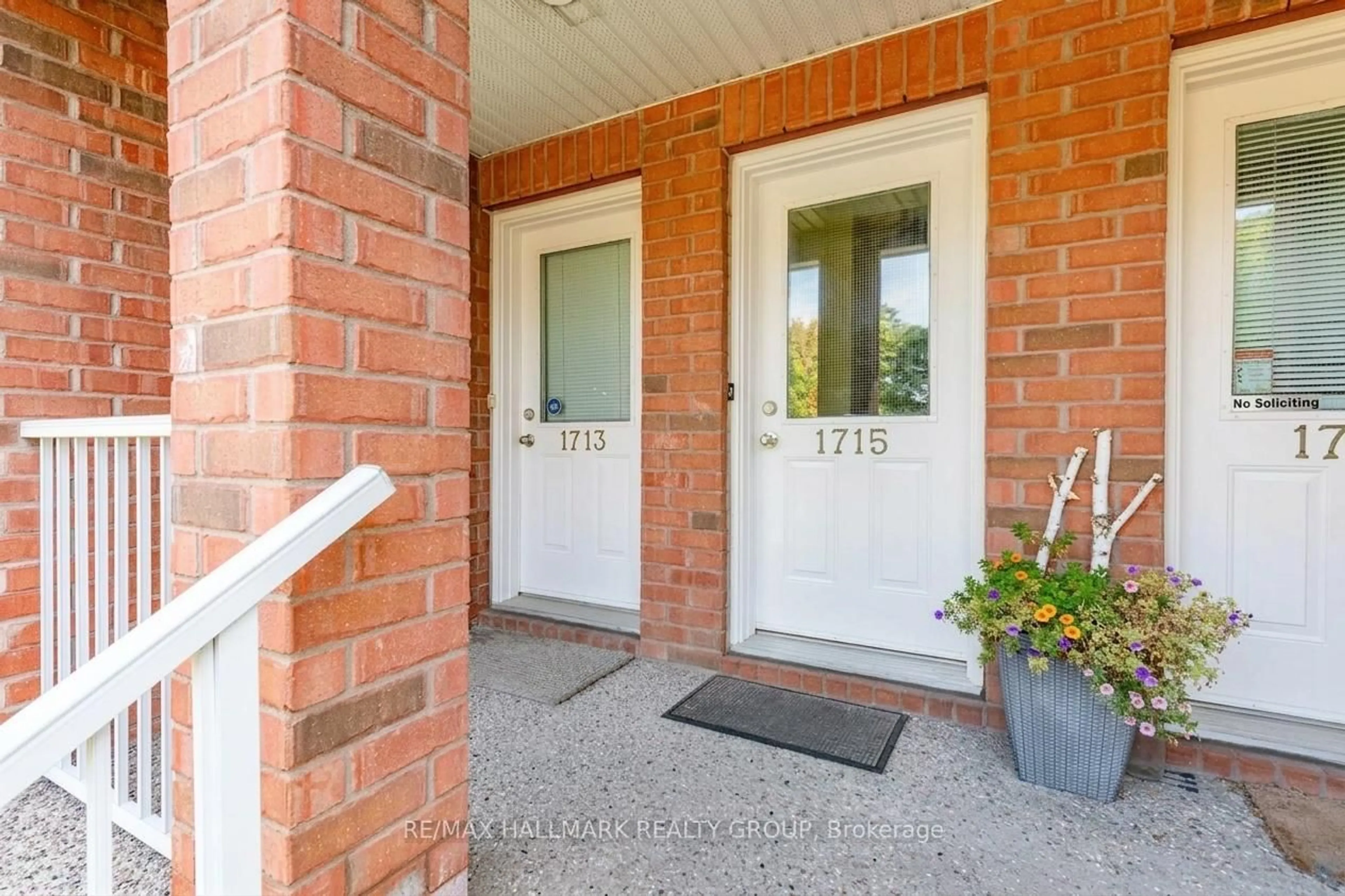 Indoor entryway for 1715 Blohm Dr, Ottawa Ontario K1G 6N6