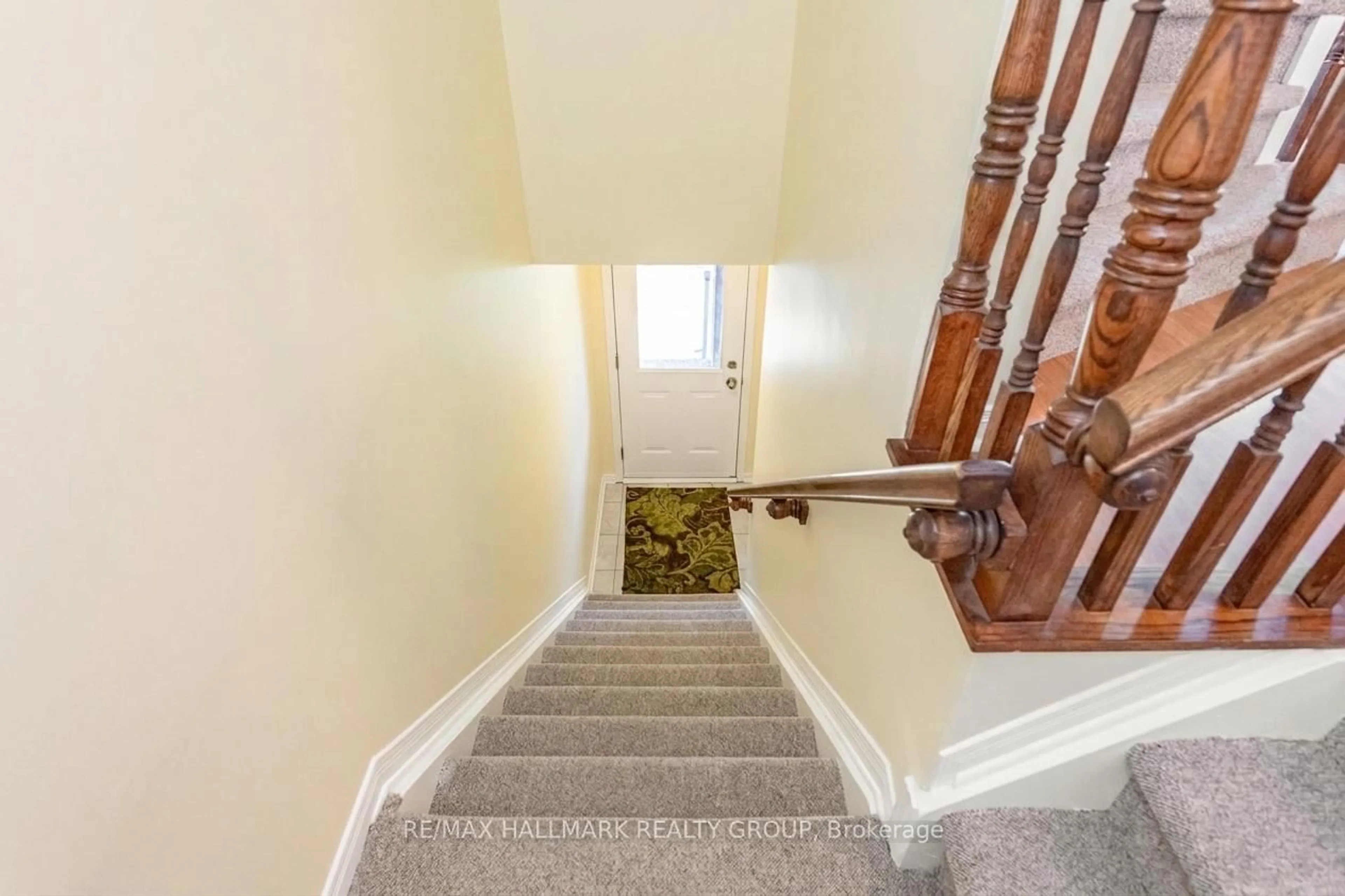Stairs for 1715 Blohm Dr, Ottawa Ontario K1G 6N6