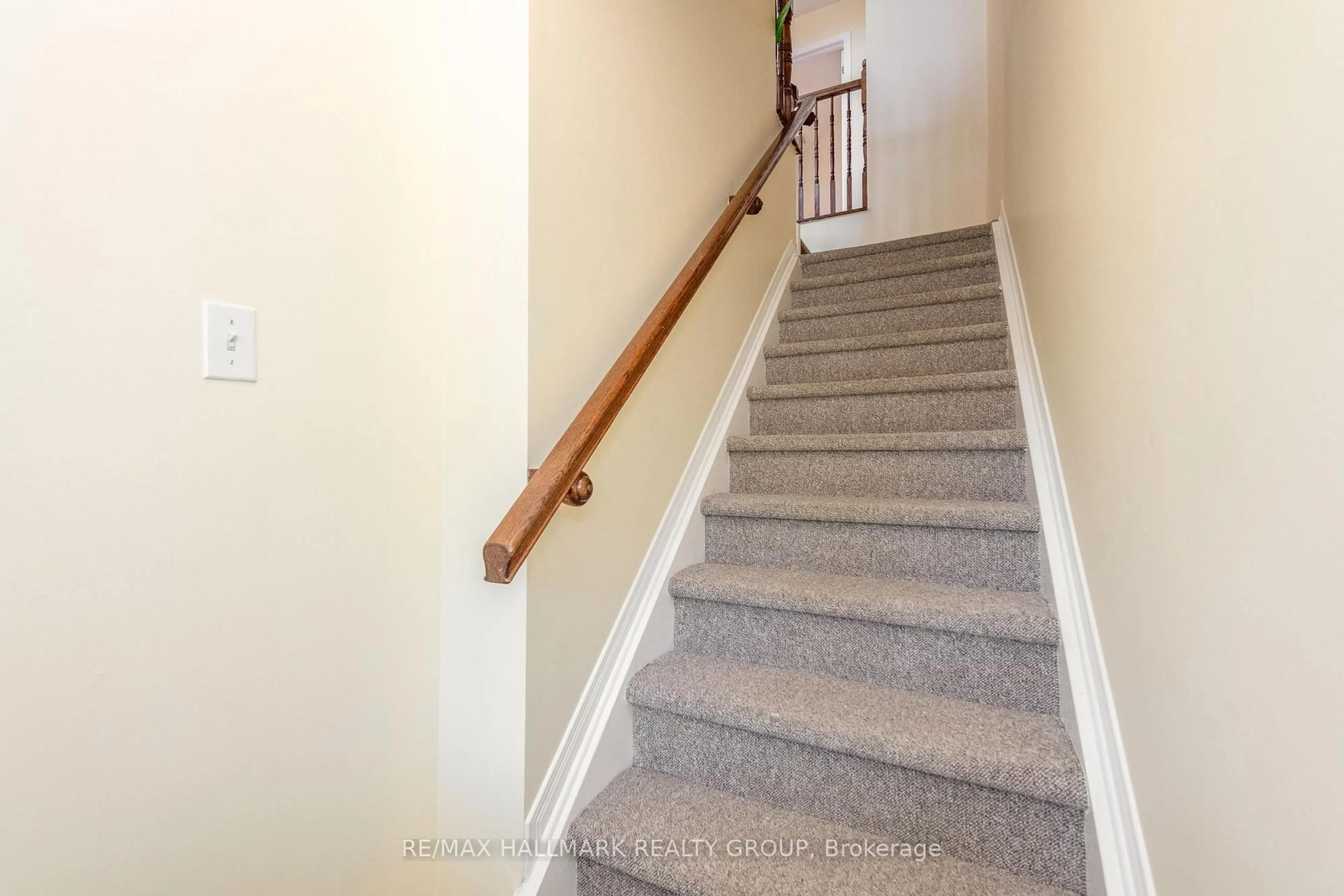 Stairs for 1715 Blohm Dr, Ottawa Ontario K1G 6N6