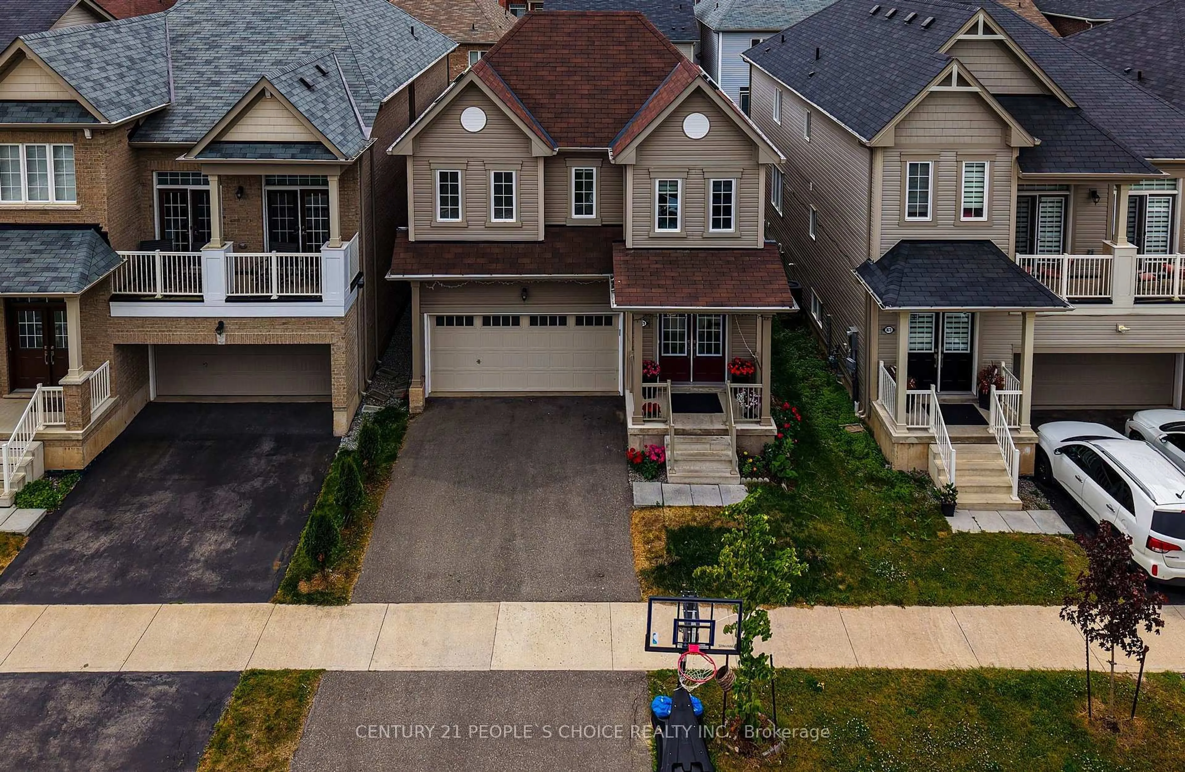 A pic from outside/outdoor area/front of a property/back of a property/a pic from drone, street for 8670 Chickory Tr, Niagara Falls Ontario L2H 3S5