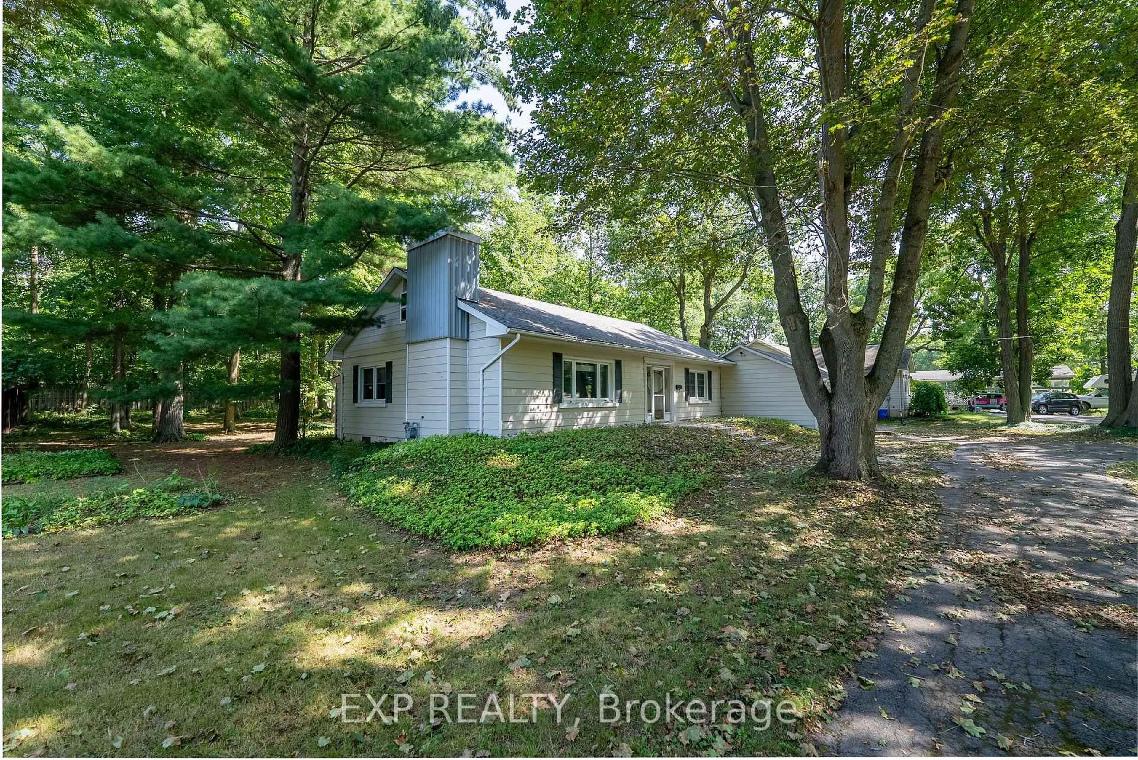 A pic from outside/outdoor area/front of a property/back of a property/a pic from drone, unknown for 564 Prospect Point Rd, Fort Erie Ontario L0S 1N0