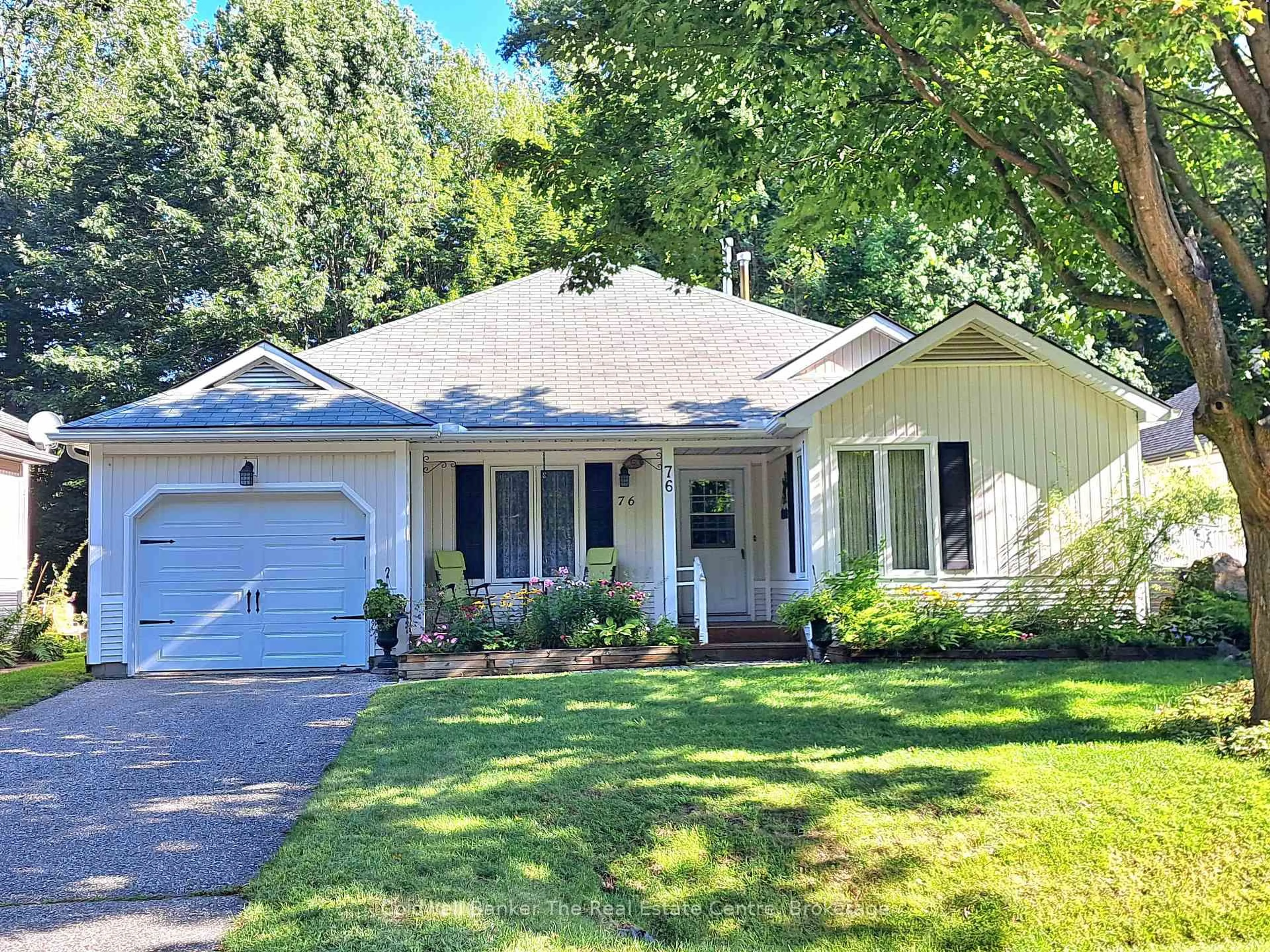 Home with vinyl exterior material, street for 76 Pine Ridge Gate, Gravenhurst Ontario P1P 1Y4