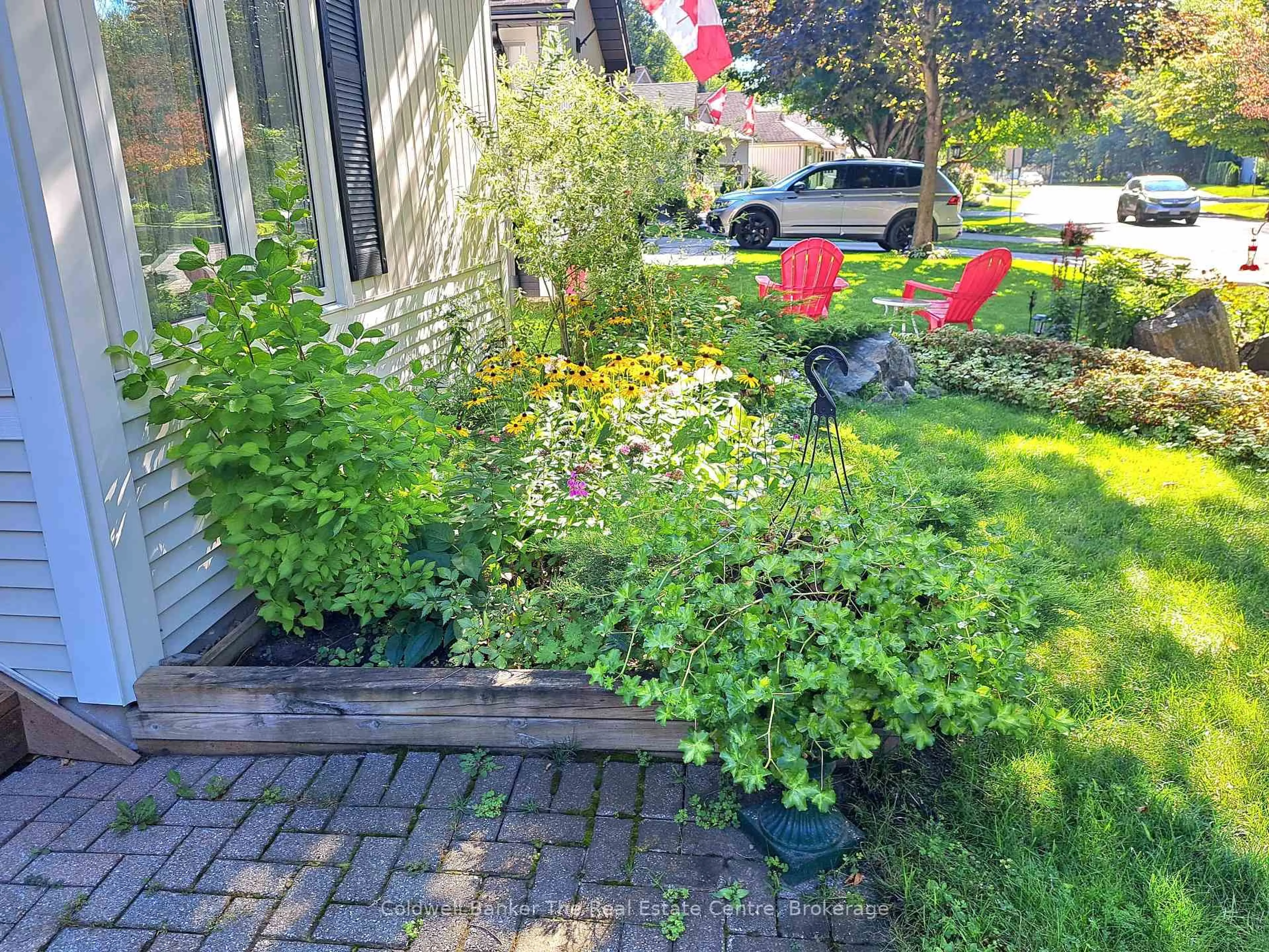 Patio, street for 76 Pine Ridge Gate, Gravenhurst Ontario P1P 1Y4